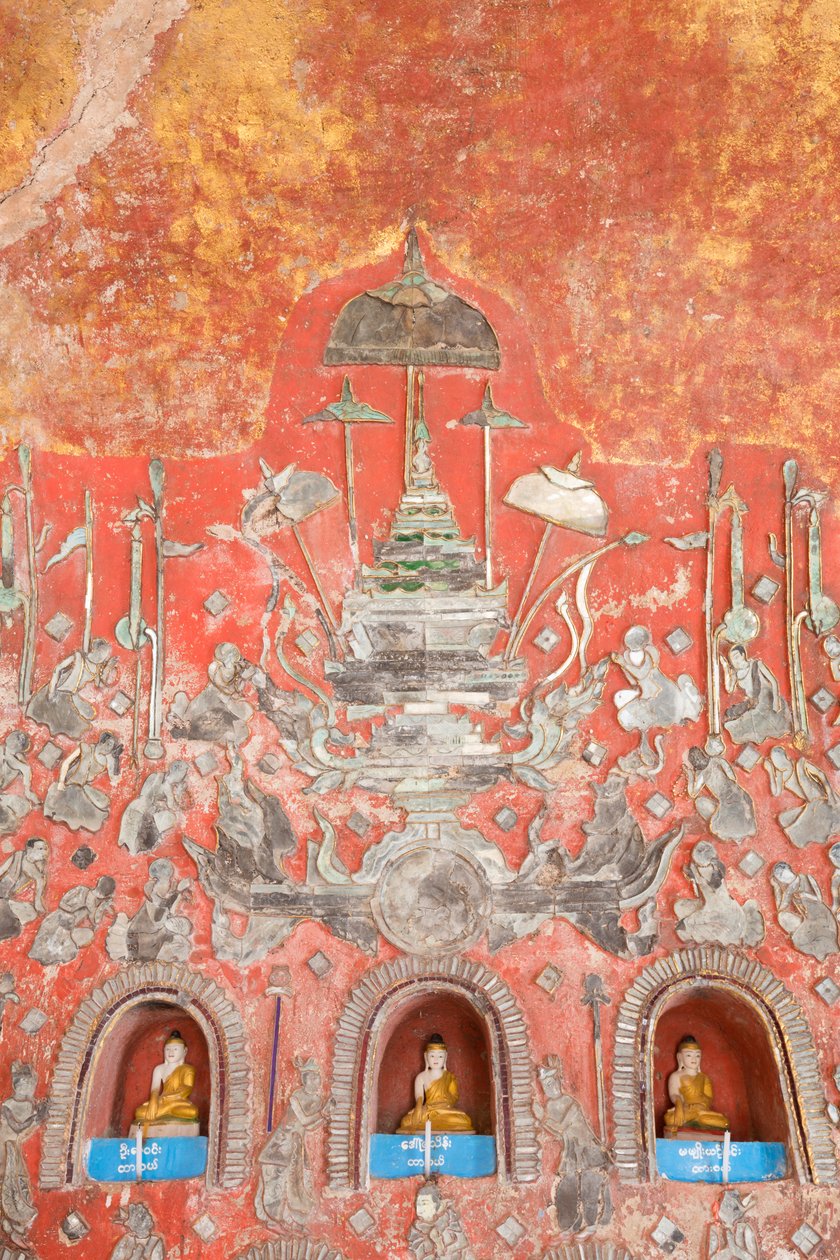 Vägg med små Buddhor och blyinfattade glasfigurer, Shwe Yaunghwe Kyaung-klostret, Nyaungshwe, Inle Lake, Myanmar (foto) av Unbekannter Künstler