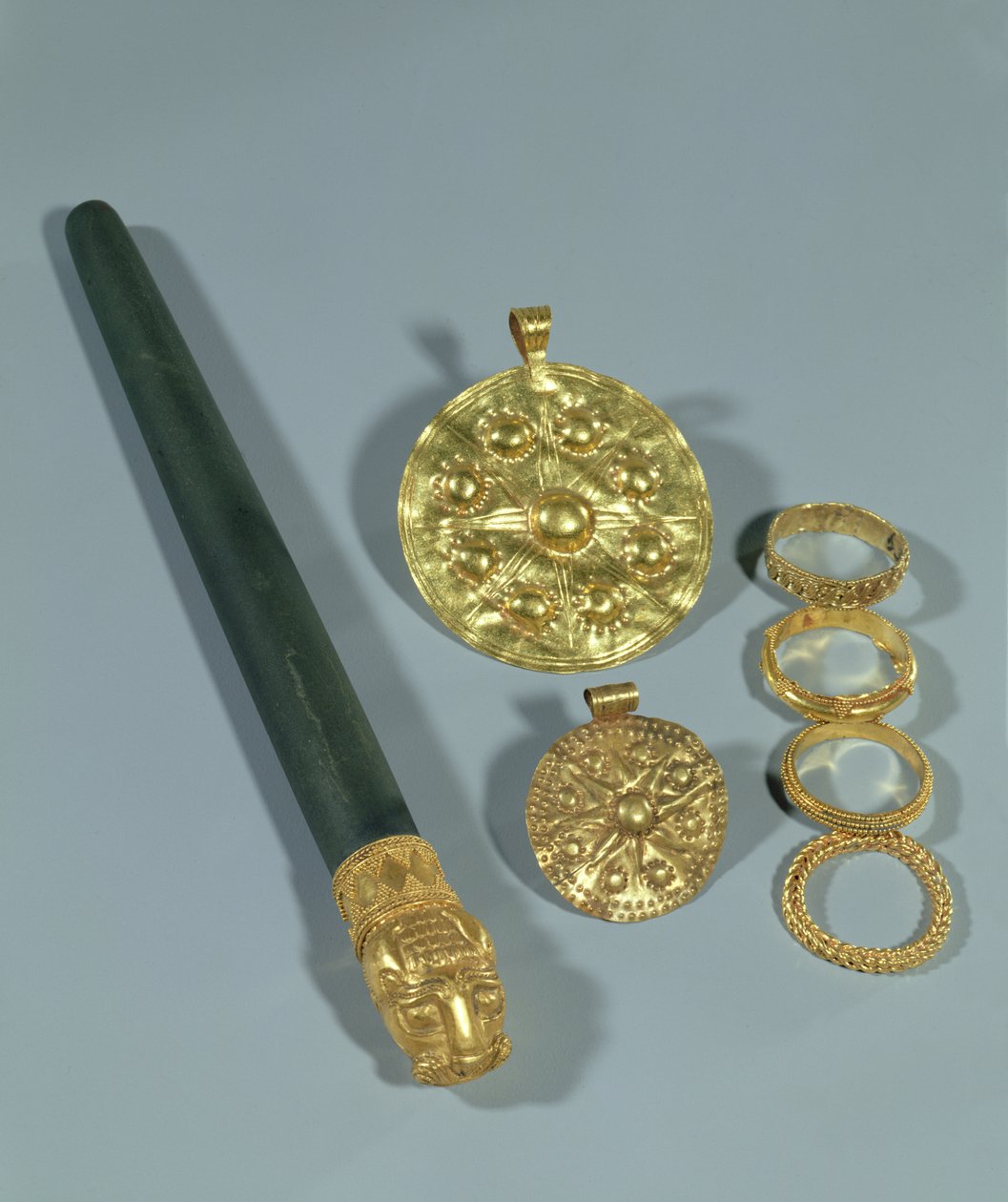 Bryne och ringar med granulerad dekor, Susa, Iran, Elamitperiod, c.1150 f.Kr. (guld) av Unbekannt