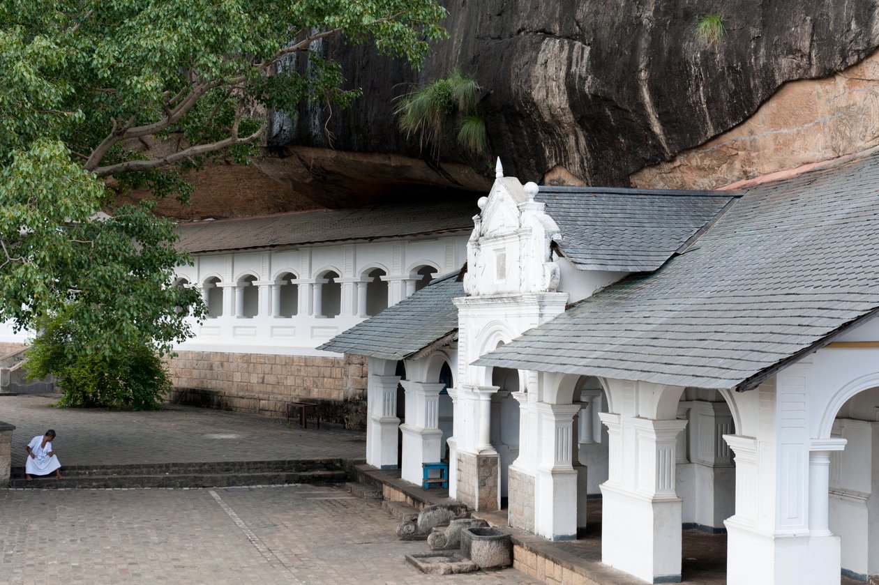 Vit byggnad under en klippvägg; grotta tempel; Gyllene tempel; Dambulla; Sri Lanka; Asien av Unbekannt