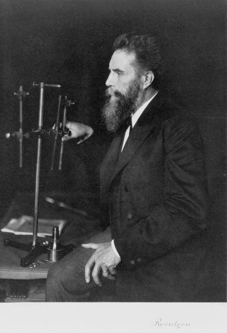 Wilhelm Conrad Röntgen, tysk fysiker, vid sin arbetsbänk av Unbekannt