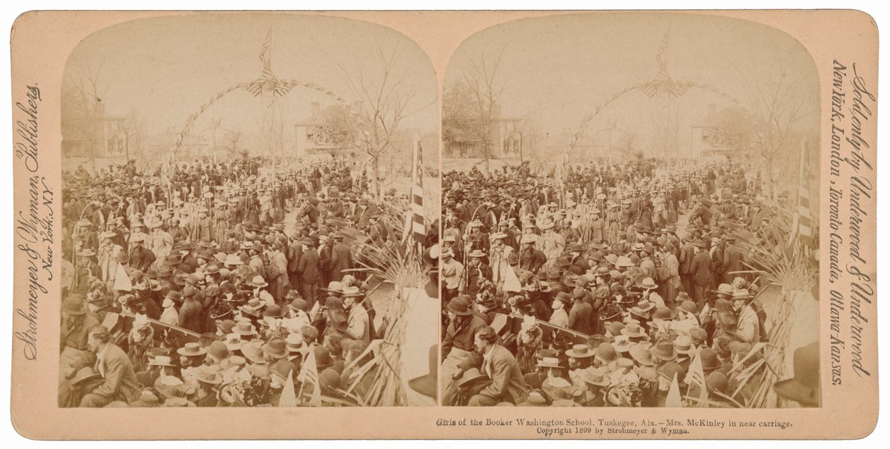 "Flickor från Booker T. Washington School, Tuskegee, Alabama, Mrs McKinley i nära vagn",1899 (foto) av Underwood & Underwood