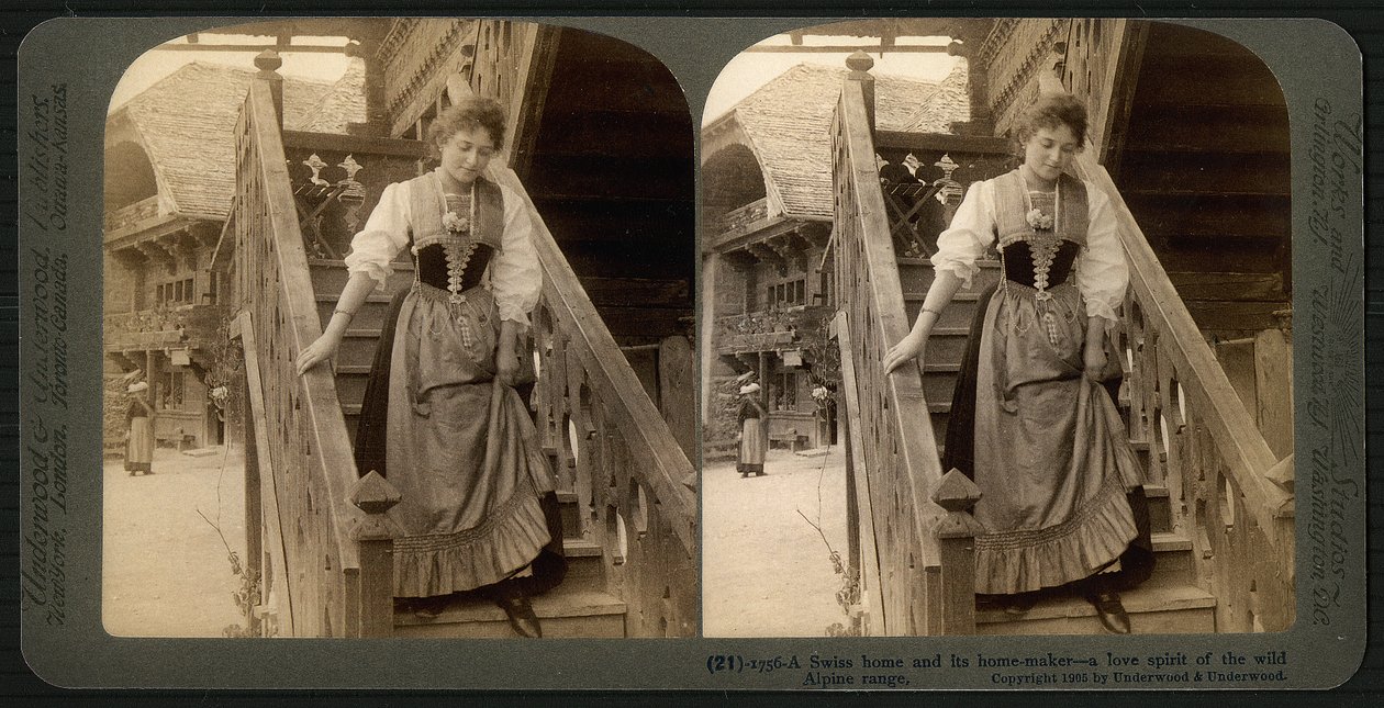 Stereoskopiskt kort föreställande en ung schweizisk kvinna i traditionell dräkt, ca 1900 (sepiafoto) (se även 473238) av Underwood and Underwood