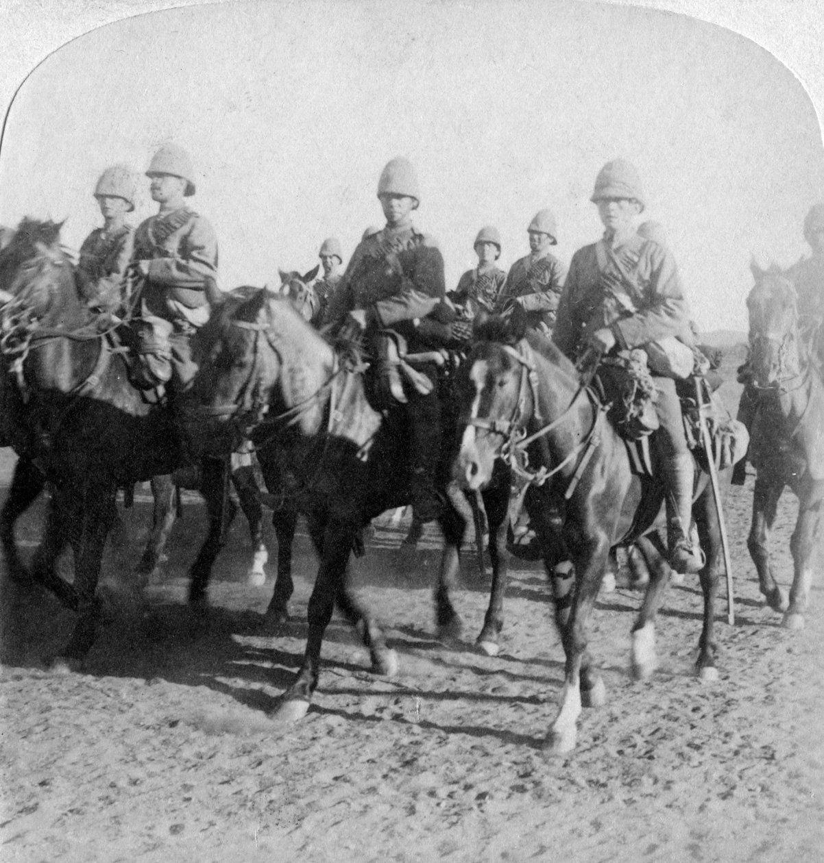 10:e husarerna efter att ha slagit tillbaka en boerattack, Colesberg, Sydafrika, 4 januari 1900. av Underwood and Underwood