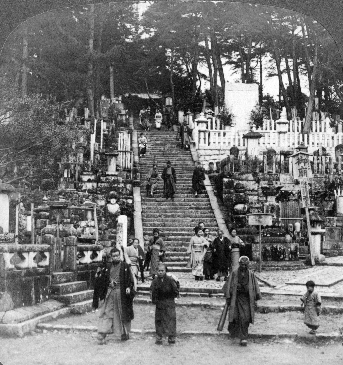 En buddhistisk kyrkogård nära Kurodani-klostret, Kyoto, Japan, 1904. av Underwood and Underwood
