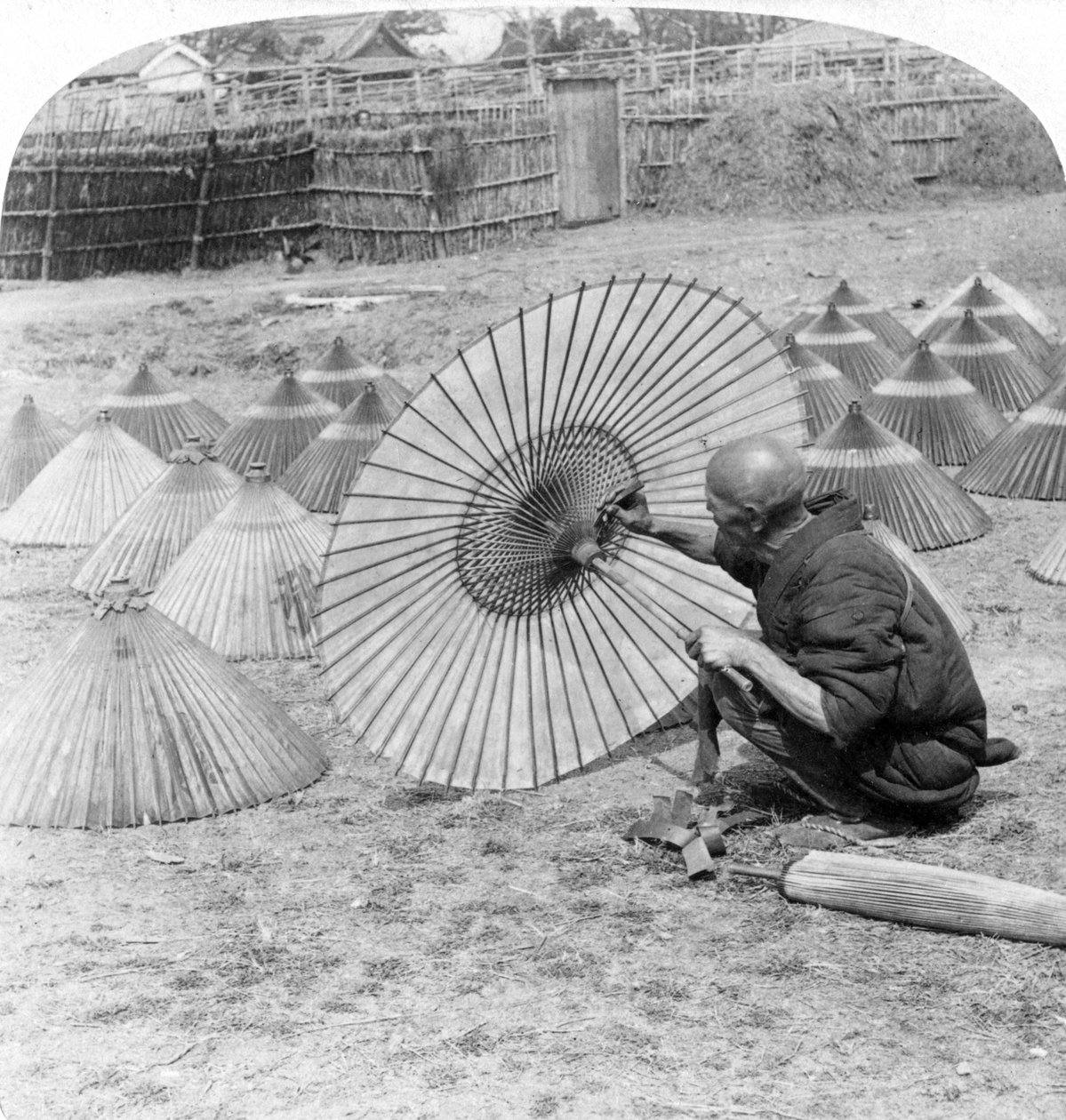 En japansk paraplytillverkare, Kobe, Japan, 1896. av Underwood and Underwood