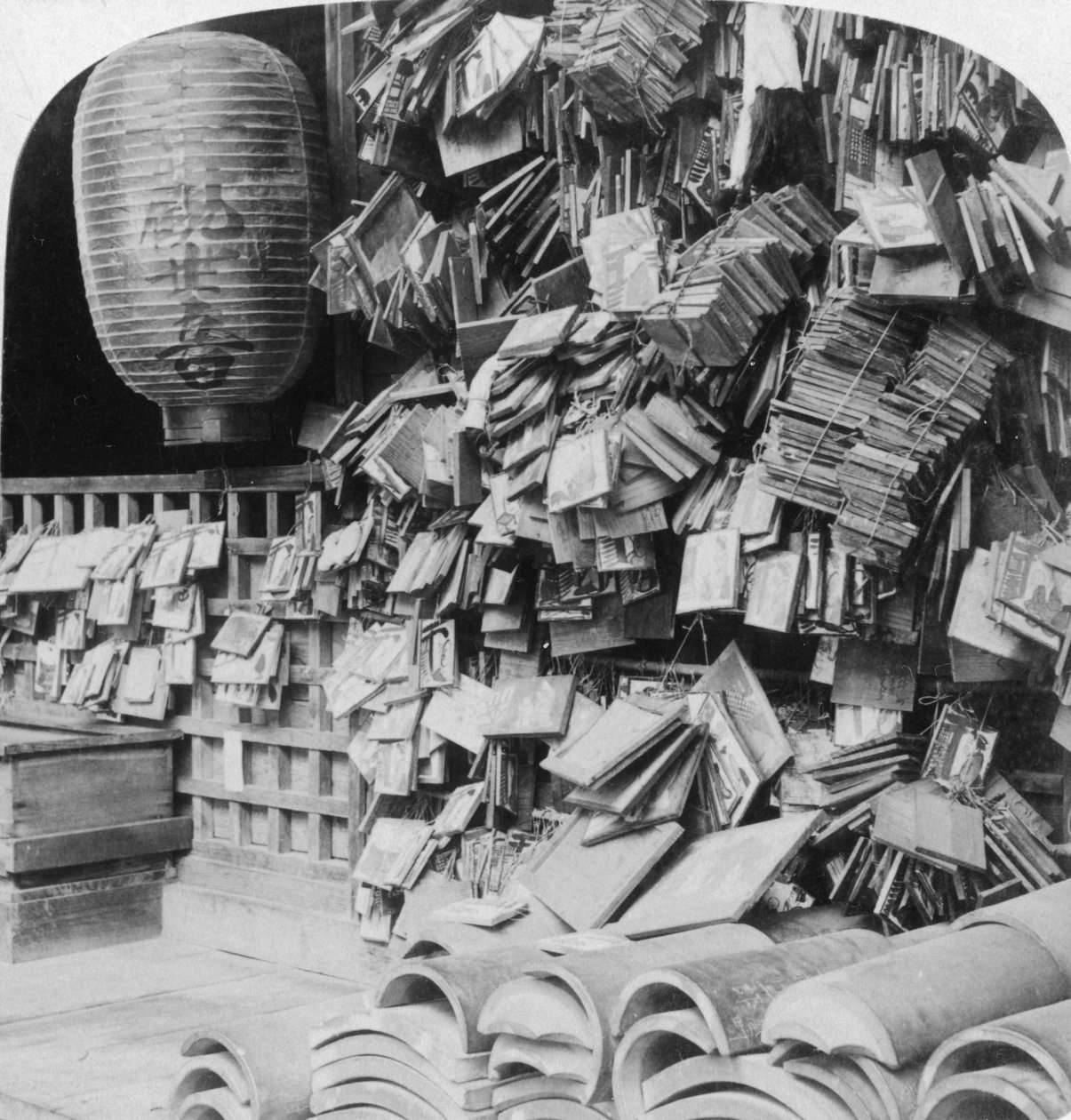 En bunt buddhistiska böner, Kina, 1896. av Underwood and Underwood
