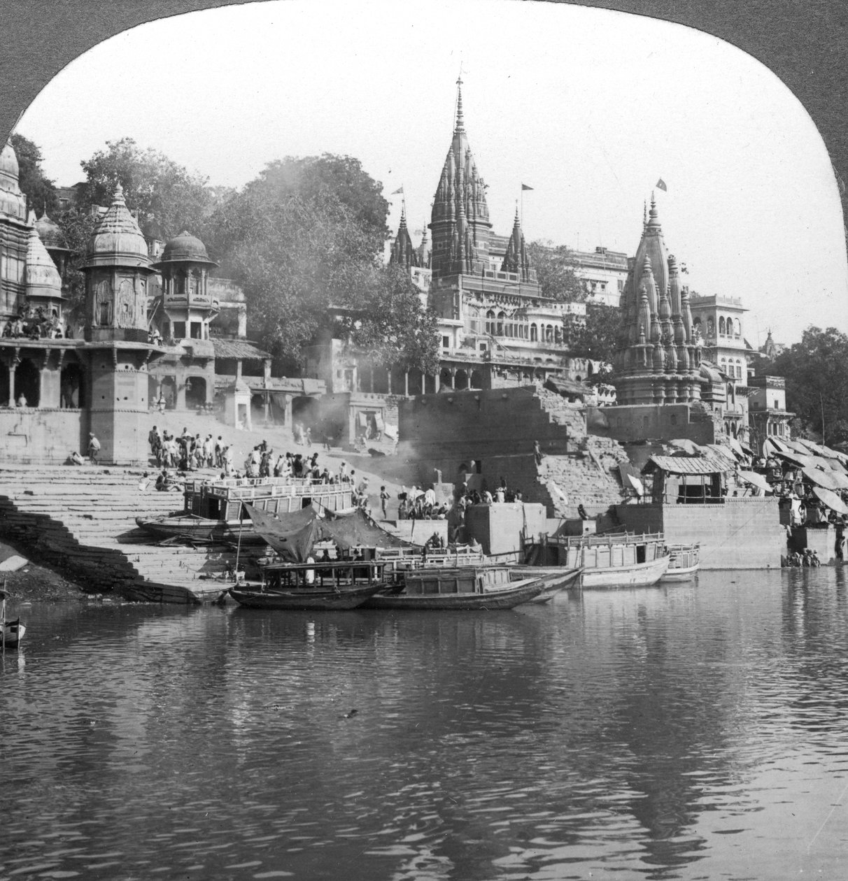 En brinnande ghat på Ganges i Benares Varanasi, Indien, 1900-talet. av Underwood and Underwood