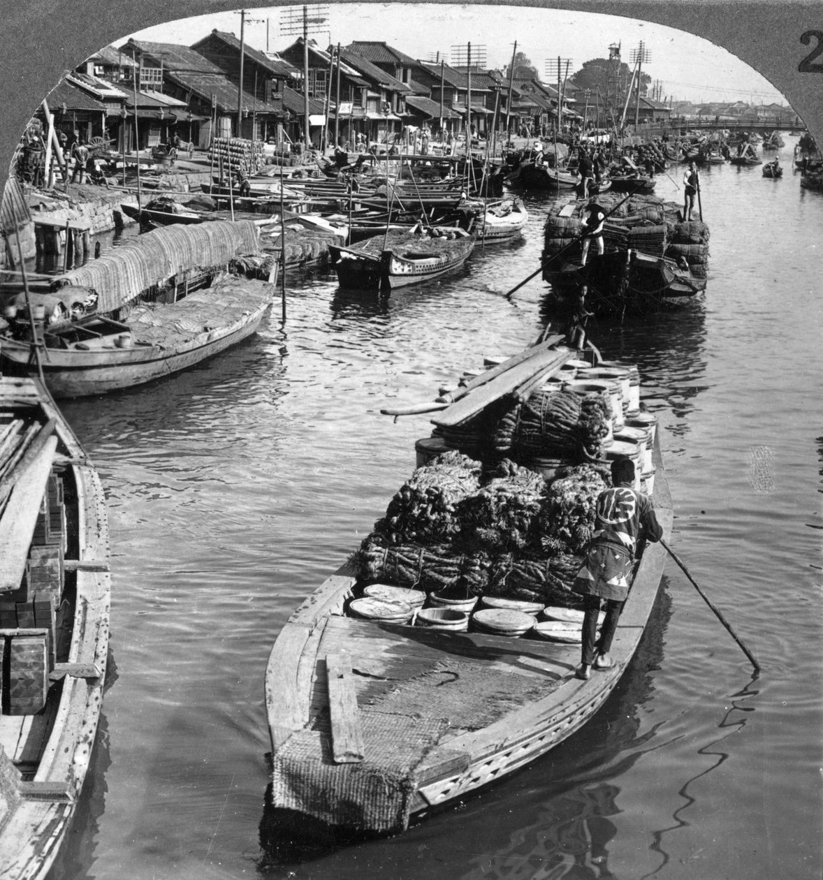 En livlig fraktkanal i Tokyo, Japan, 1904. av Underwood and Underwood