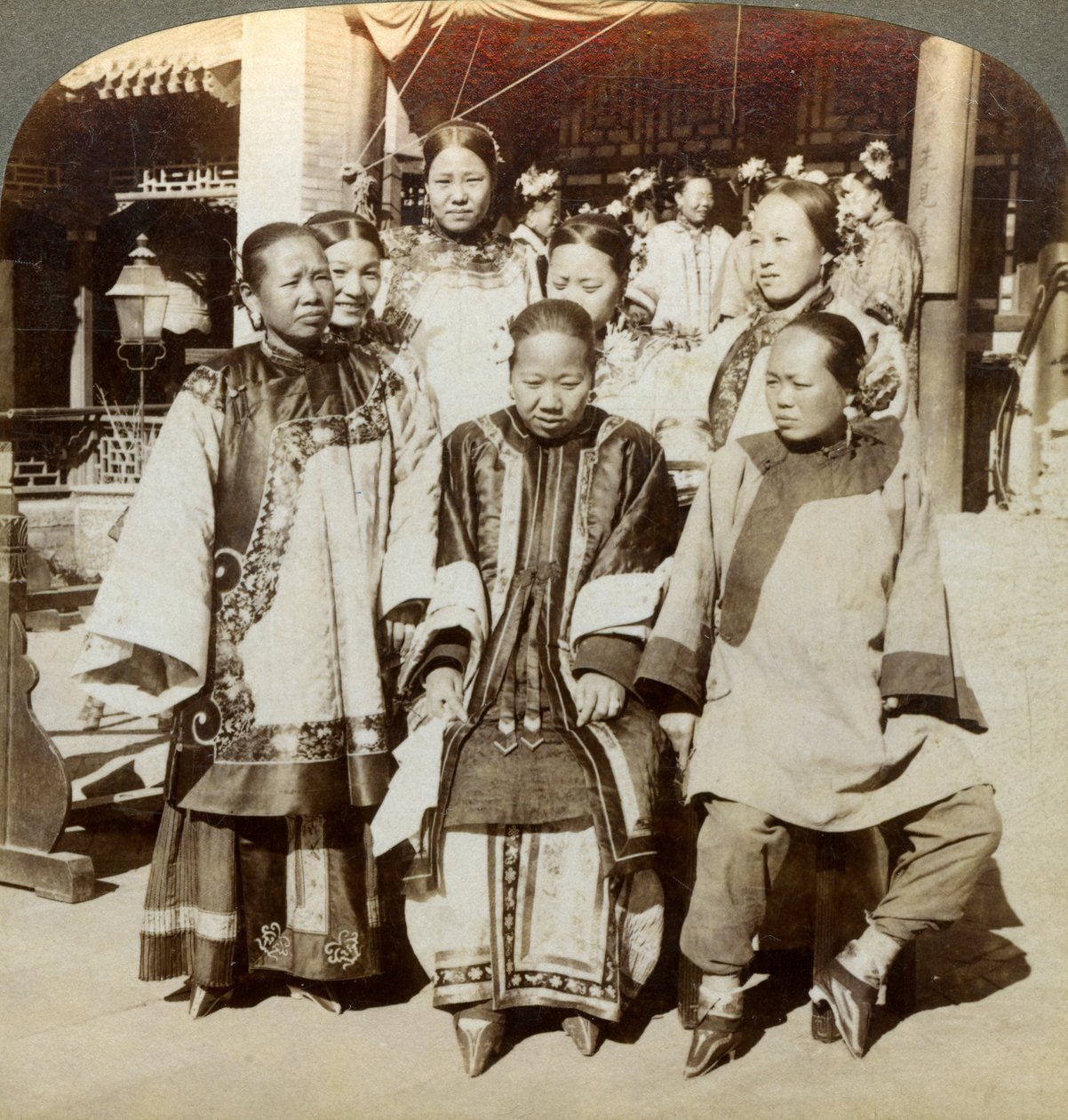 En grupp kvinnor på innergården till ett rikt kinesiskt hus, Peking, Kina, 1902 av Underwood and Underwood