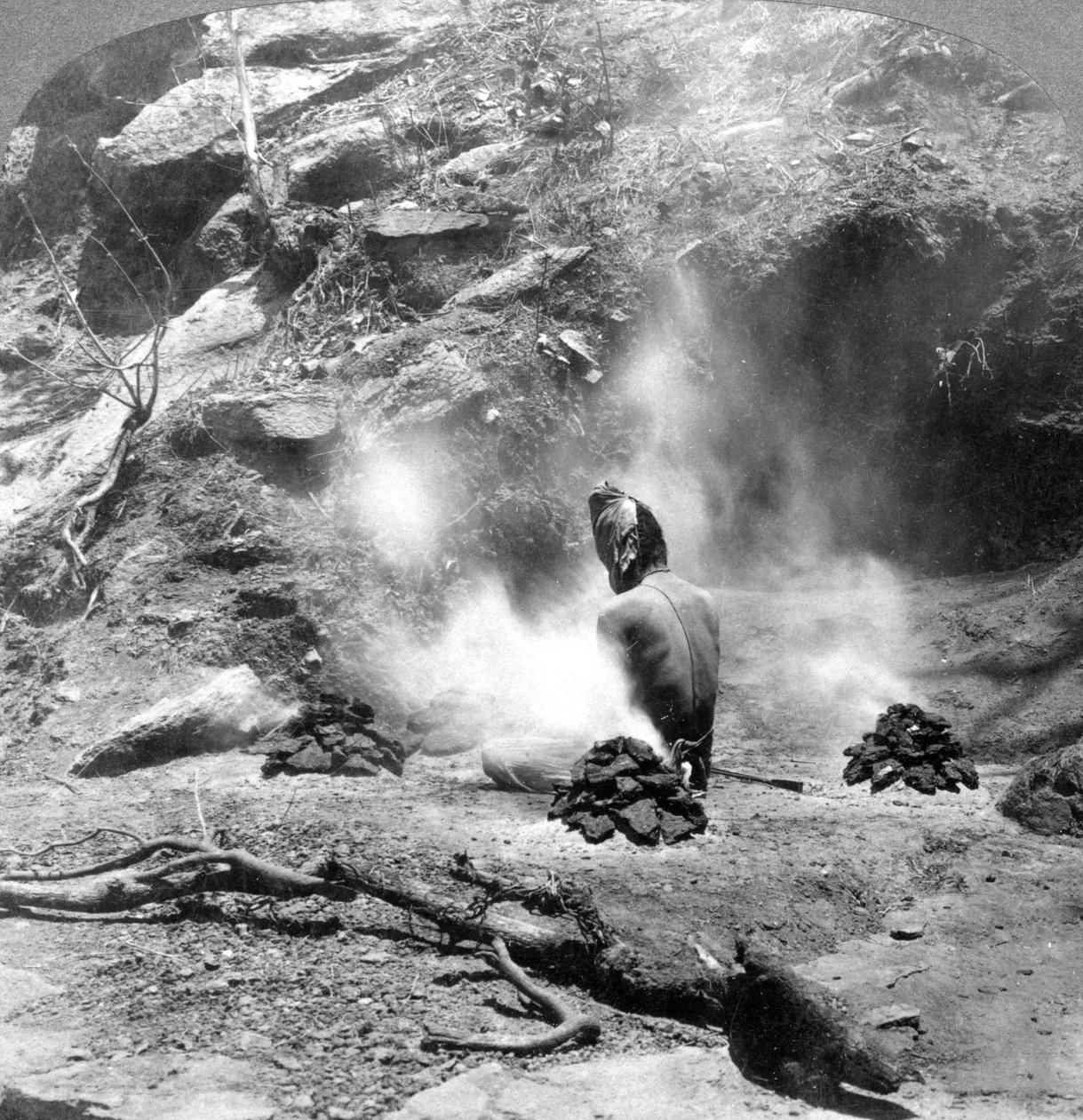 En eremit som gör bot vid Gem Lake, Mount Abu, Indien, 1903. av Underwood and Underwood