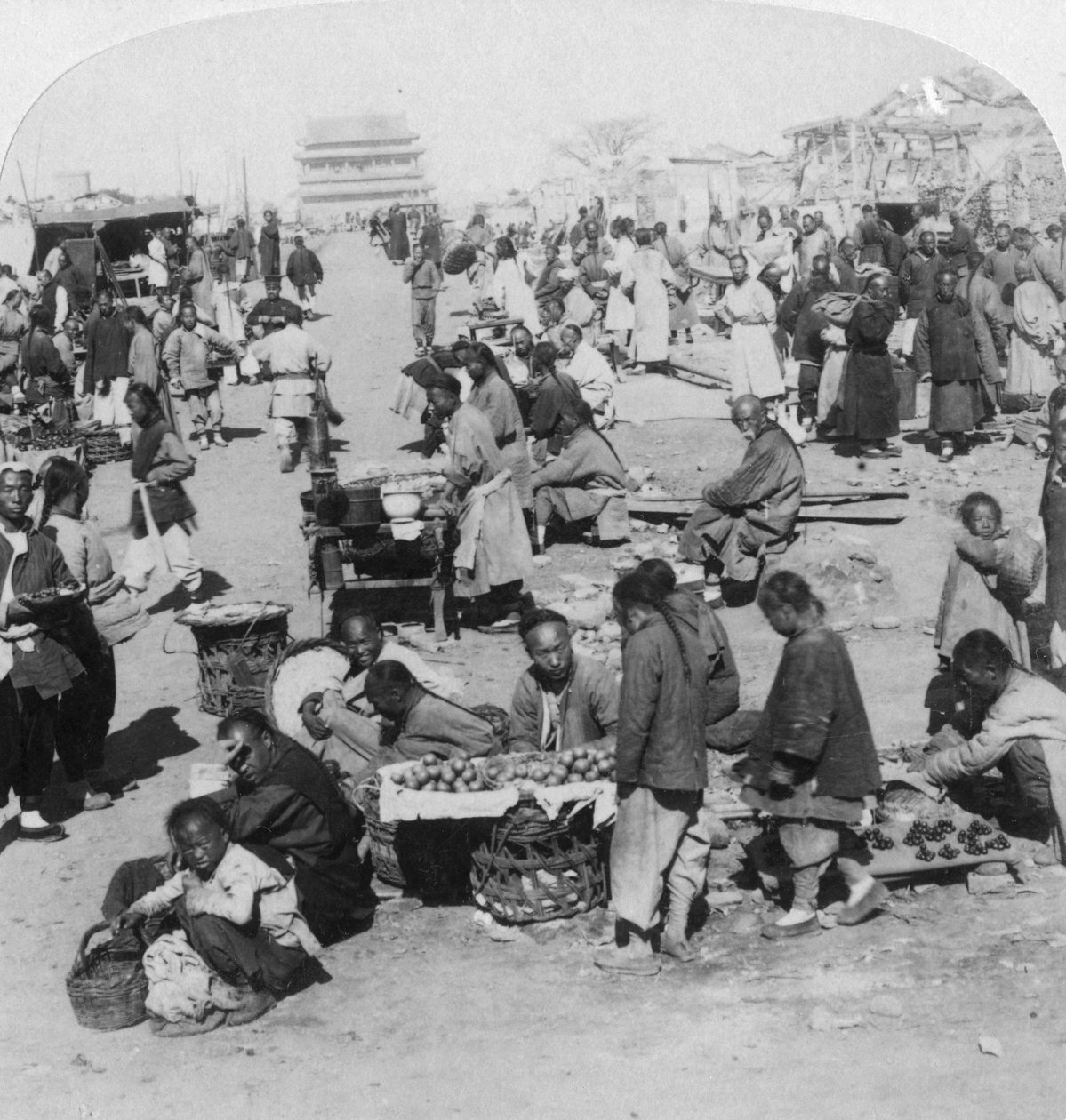 En marknad i Tartars norra stad, med utsikt mot Drum Tower, Peking Peking, Kina, 1901 av Underwood and Underwood