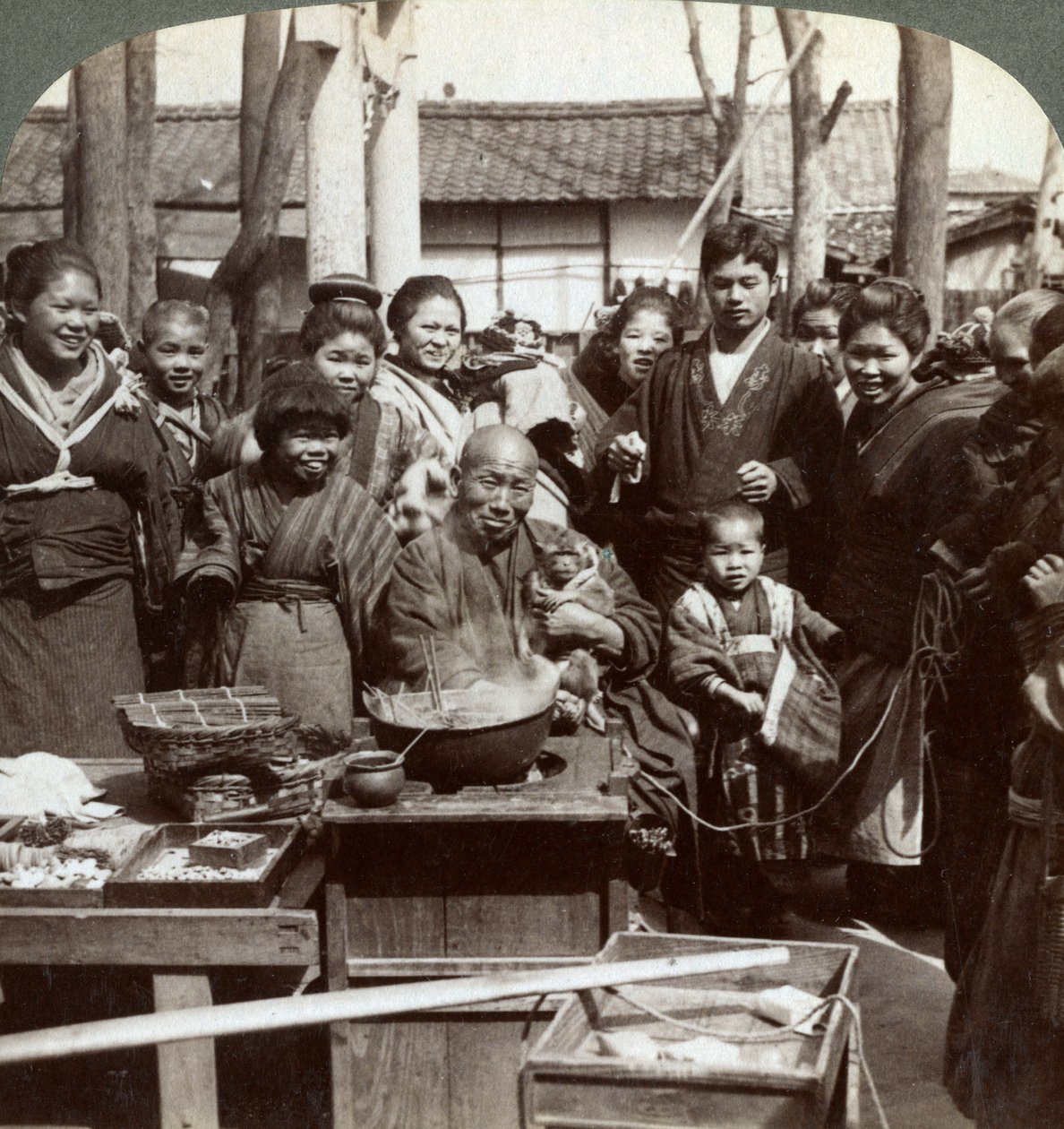 En gatuartist med en apa som roar publiken, Kobe, Japan, 1896. av Underwood and Underwood