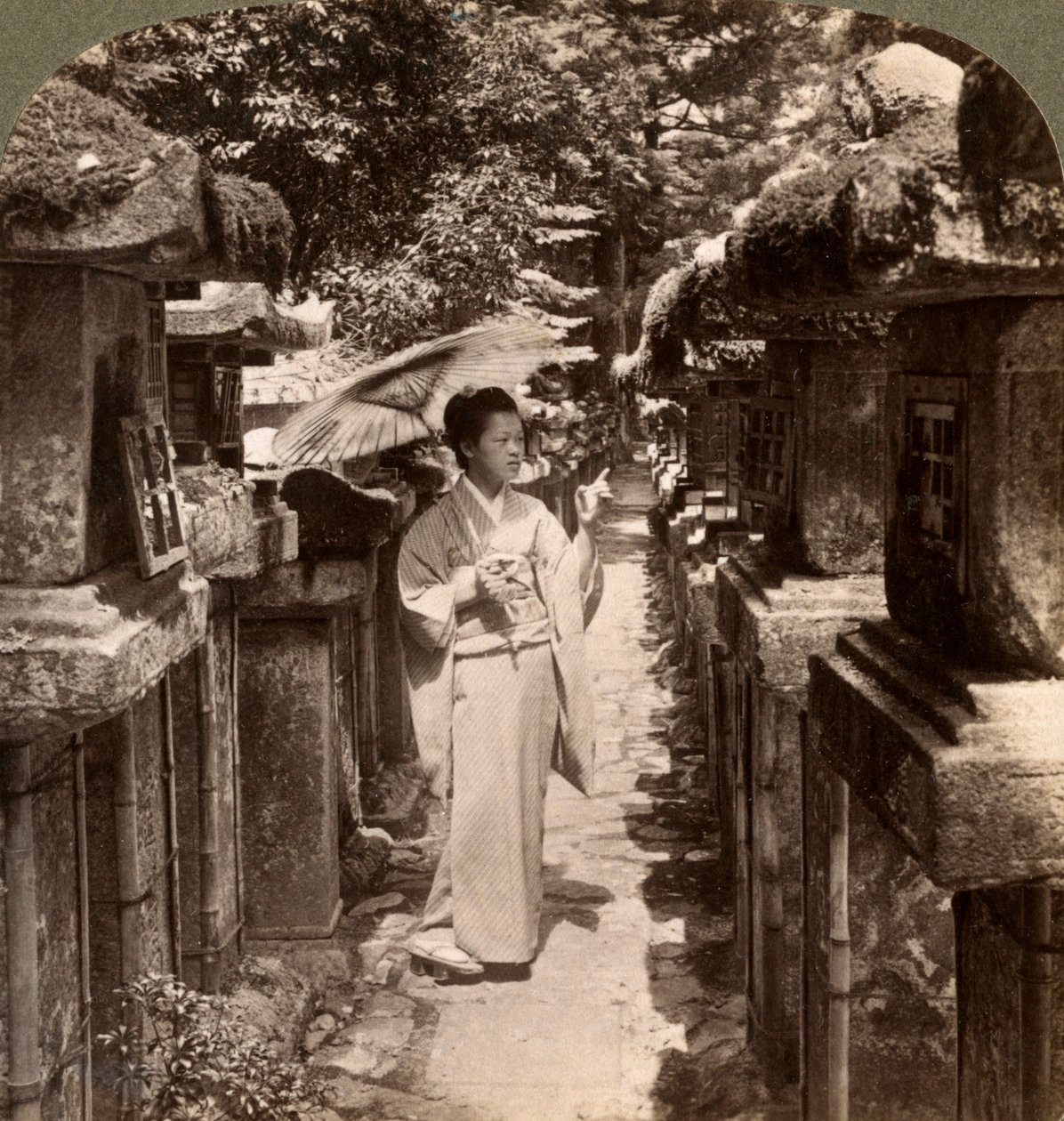 En shintohängiven kvinna som räknar stenlyktorna, Kasuga Shrine, Nara, Japan, 1904. av Underwood and Underwood