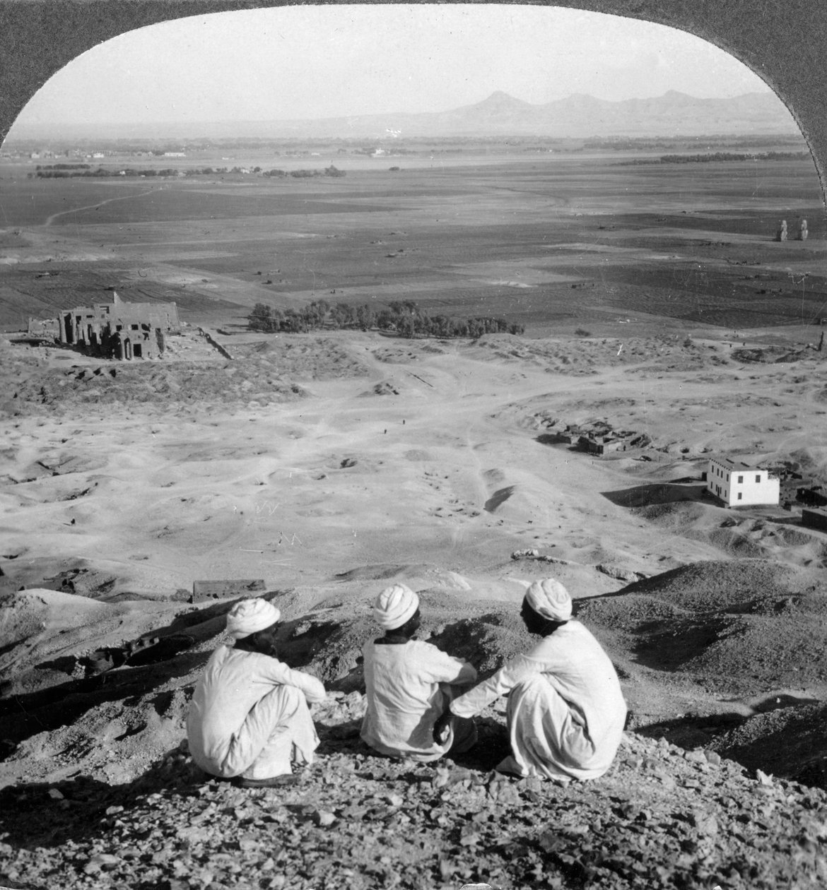 Tvärs över Thebeslätten och förbi Memnon-statyerna från klipporna, Egypten, 1905. av Underwood and Underwood