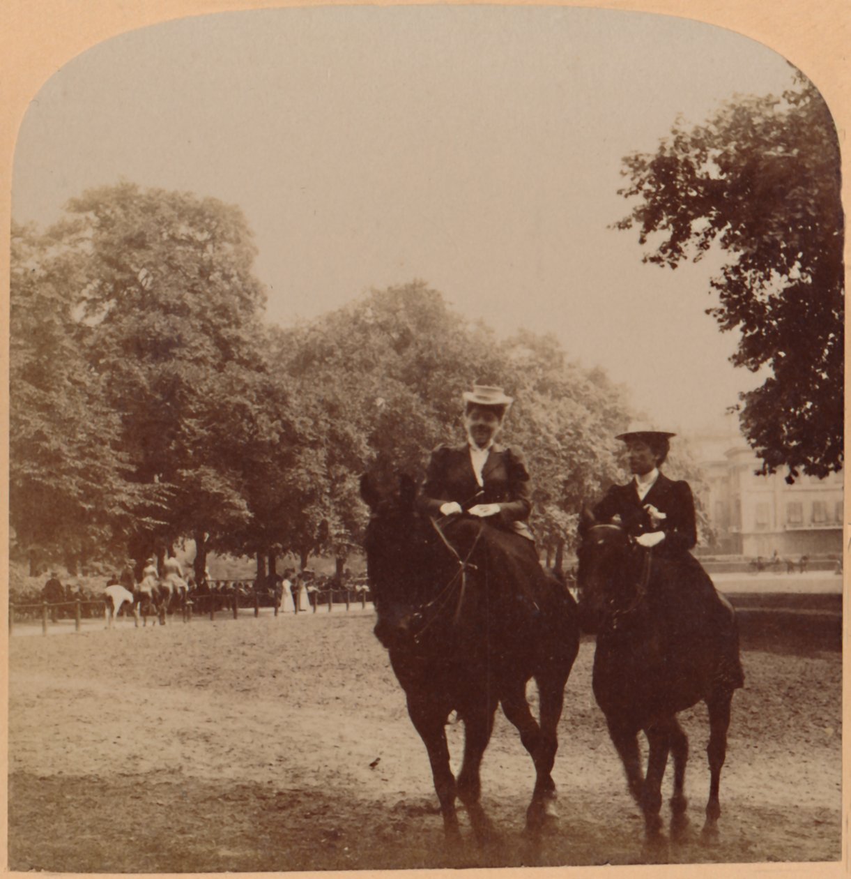 An Early Morning Ride, Rotten Row, Hyde Park, London, England, 1896. av Underwood and Underwood