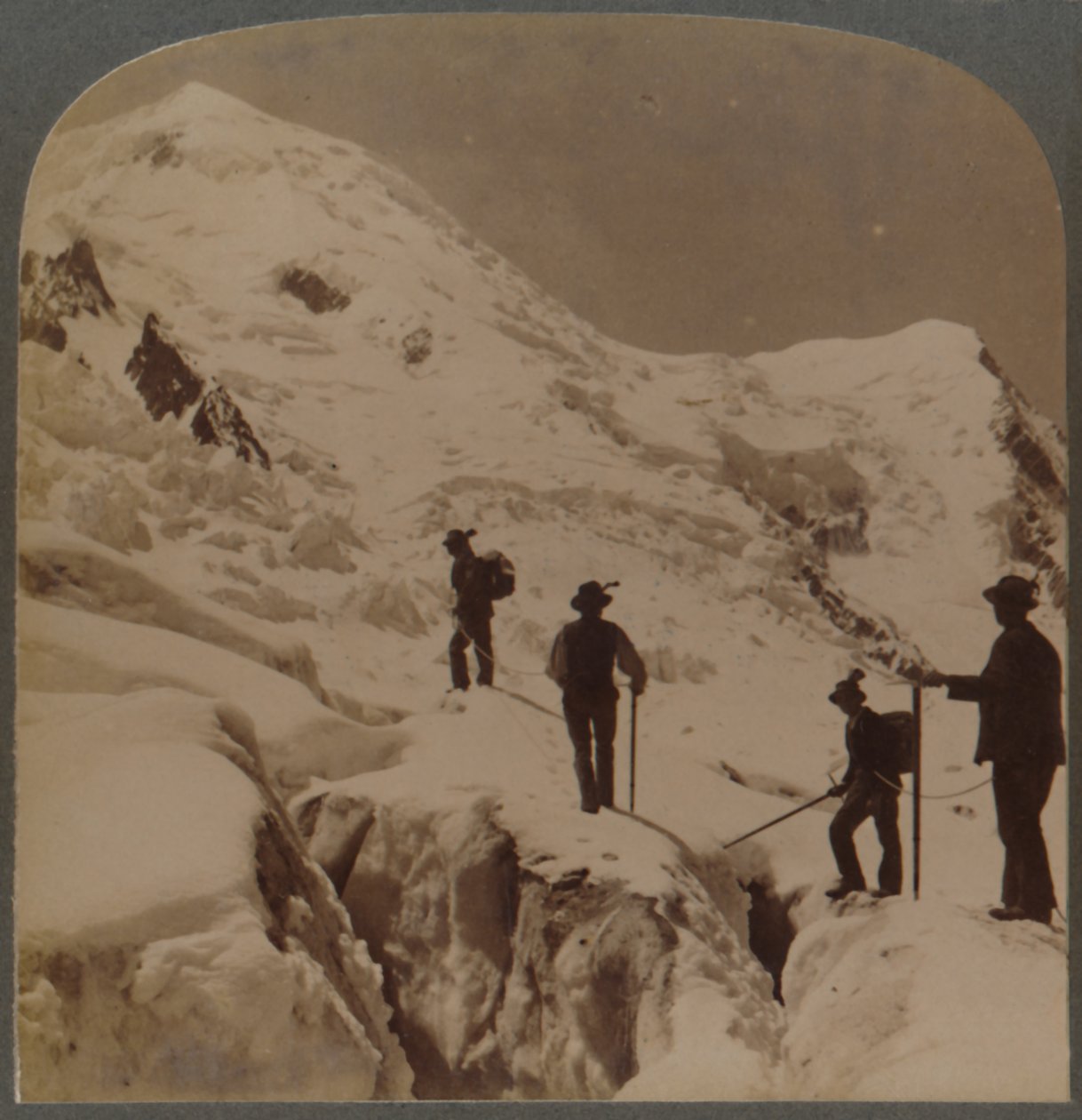 Bestigning av Mt. Blanc - korsar Bossons Glacier - Grands Mulets på avstånd, Alperna, 1901. av Underwood and Underwood
