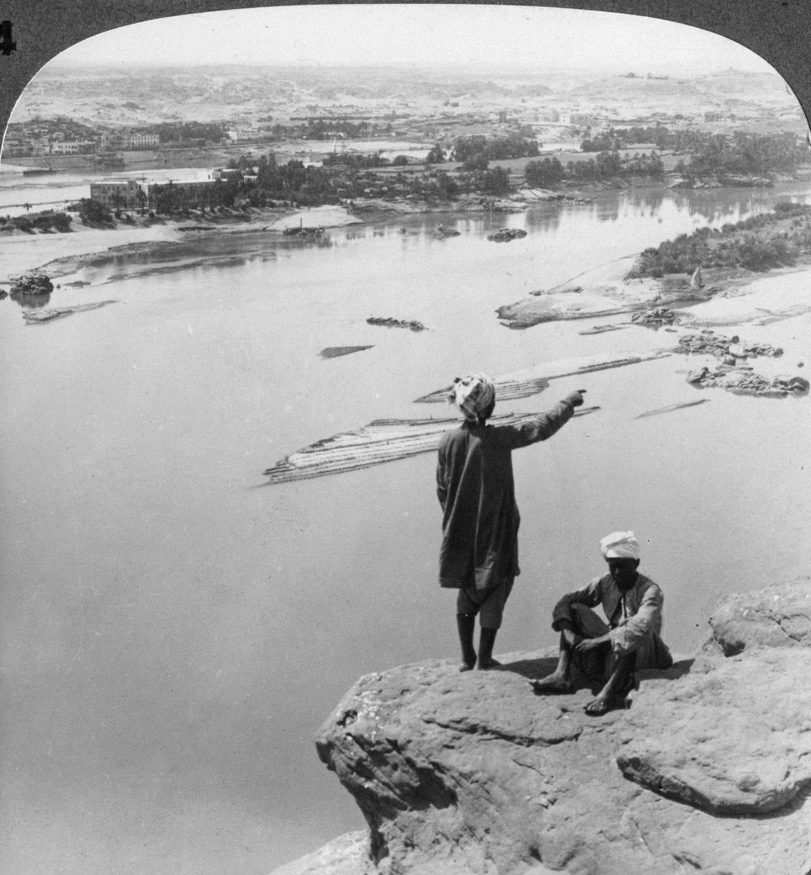 Assuan och ön Elephantine sett från de västra klipporna, Egypten, 1905. av Underwood and Underwood