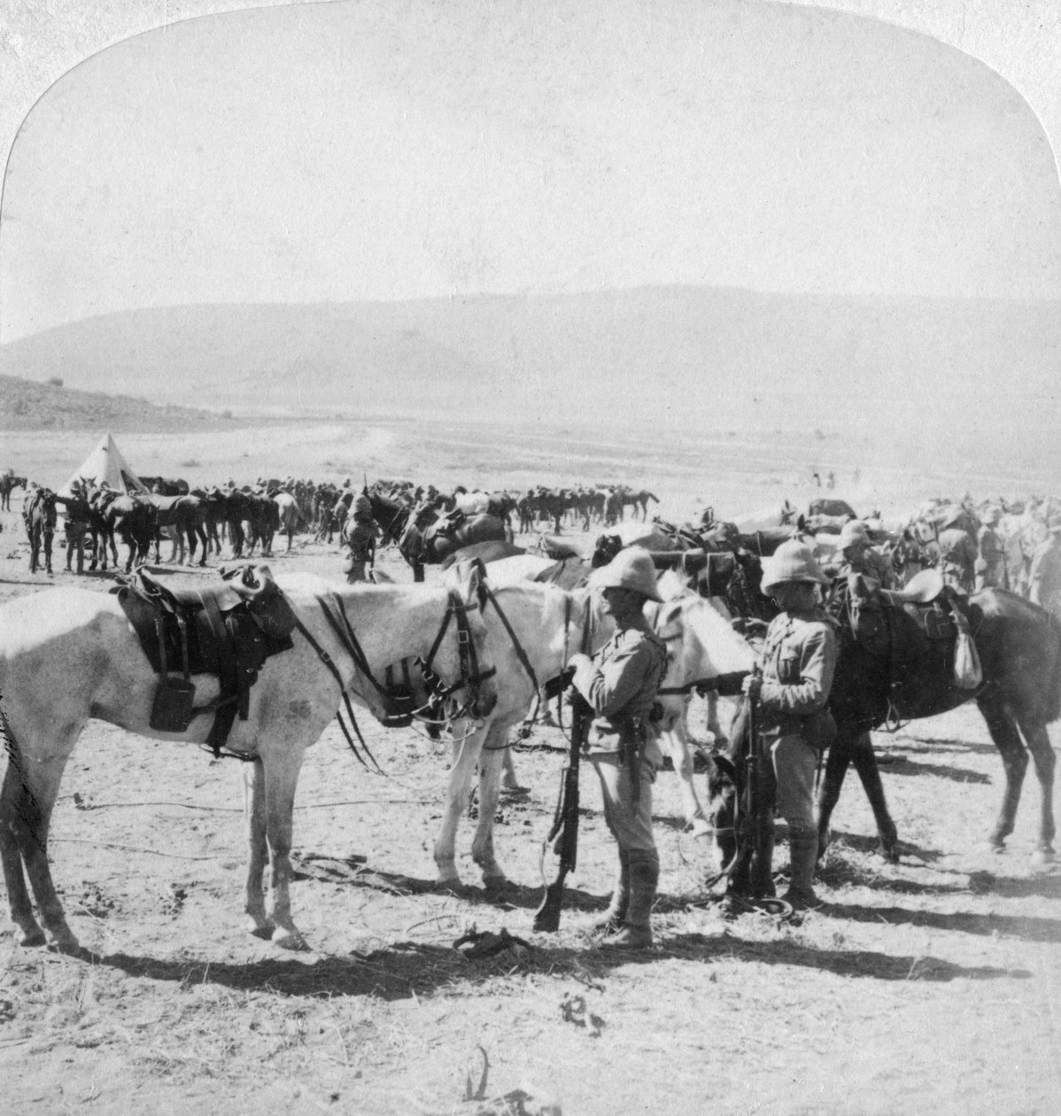 Australian Mounted Rifles efter en skärmytsling vid Modderfloden, Sydafrika, 12 januari 1900. av Underwood and Underwood