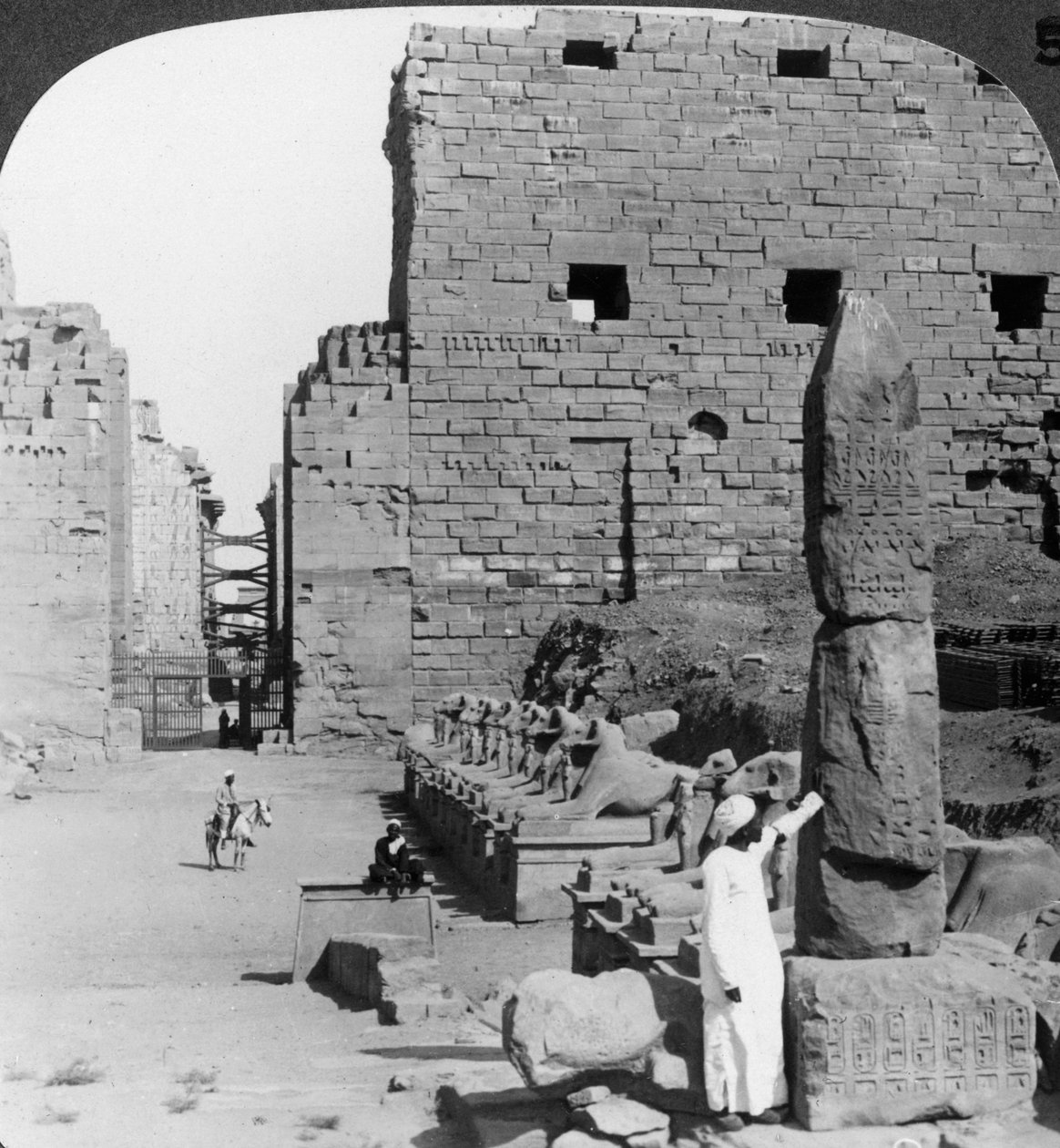 Avenyn med heliga bilder efter utgrävning, Karnak, Thebe, Egypten, c1900 av Underwood and Underwood