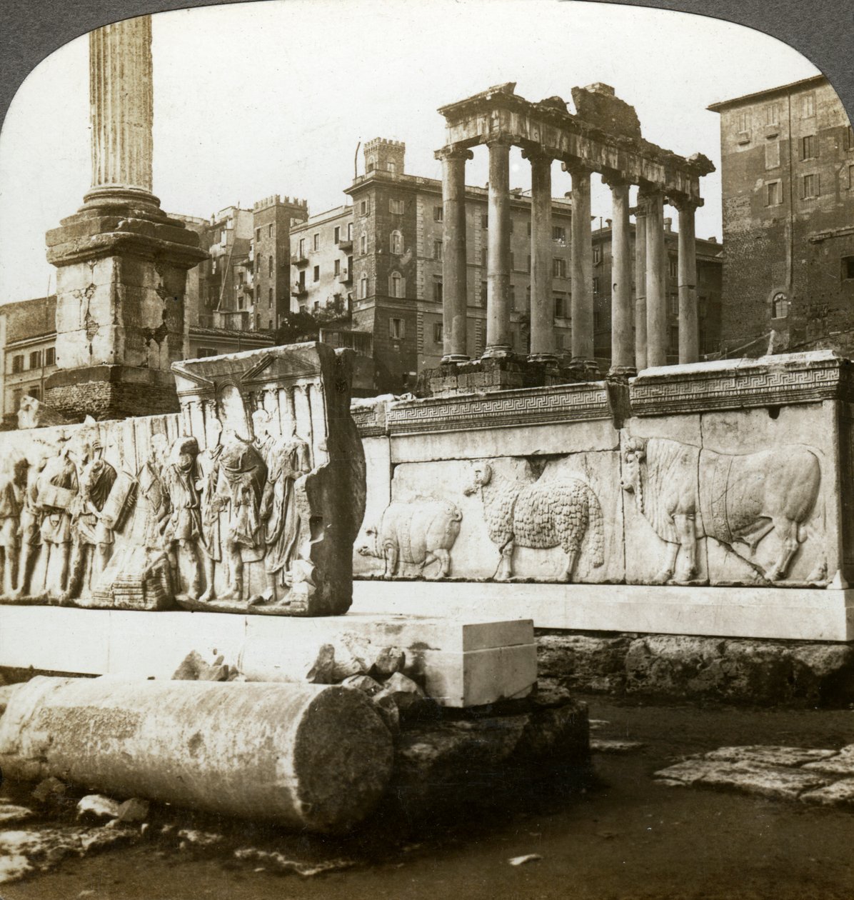 Basreliefer av Trajanus och Phocas kolumn i Forum, Rom, Italien. av Underwood and Underwood