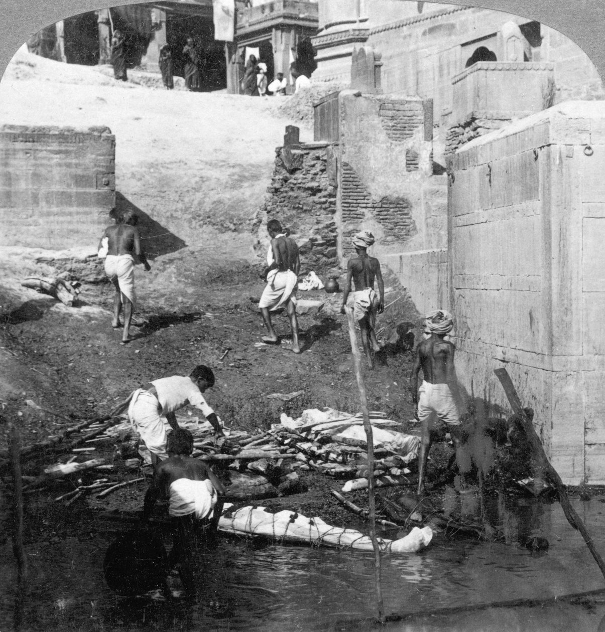 Badning och bränning av hinduiska döda, Benares Varanasi, Indien 1903. av Underwood and Underwood