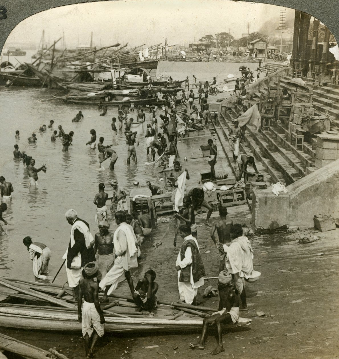 Badar vid en Ghat på Ganges, Calcutta, Indien, ca 1900-talet. av Underwood and Underwood