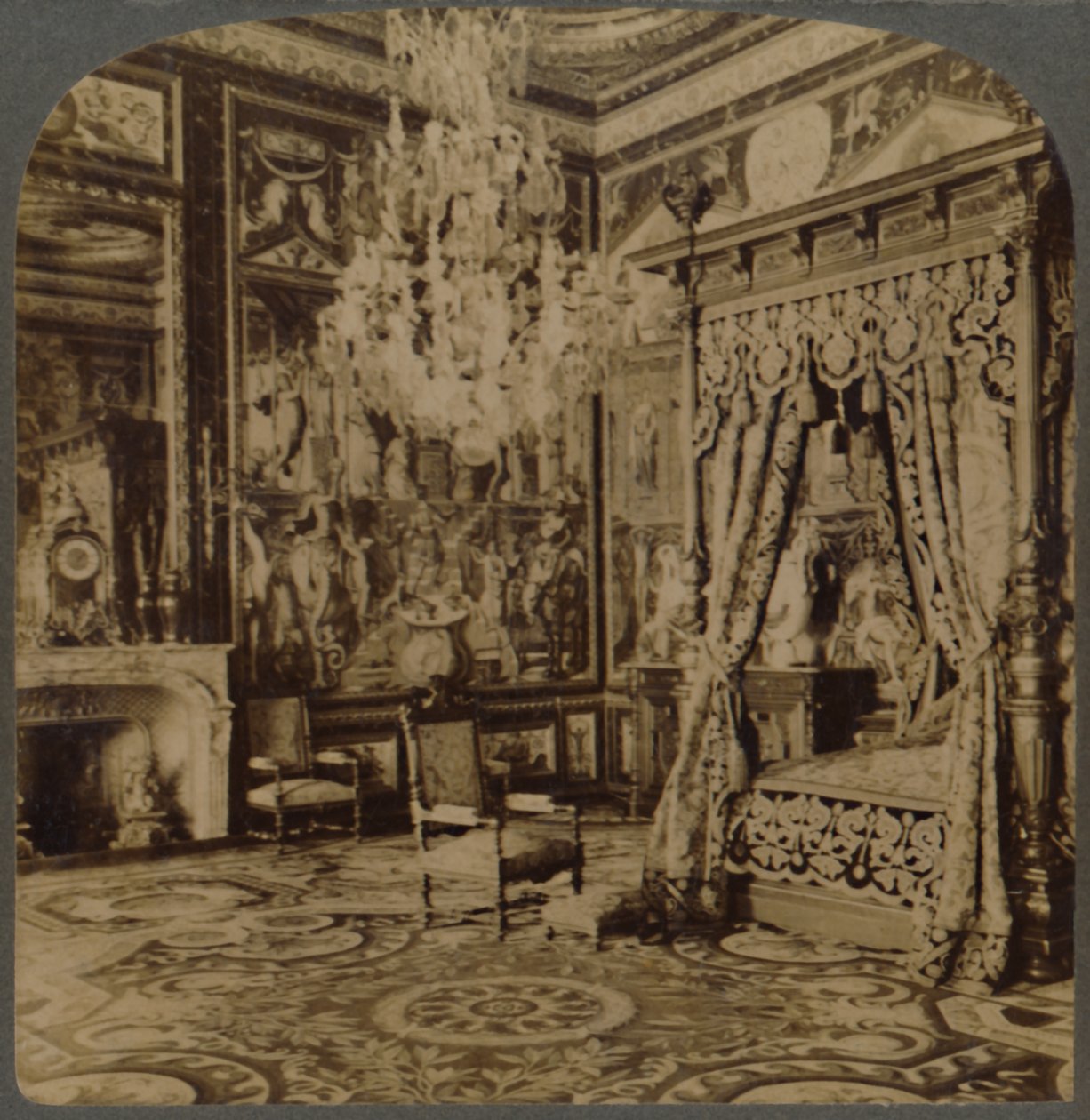 Sovrum av Catherine de Medicis, Palace of Fontainebleau, Frankrike, 1901. av Underwood and Underwood