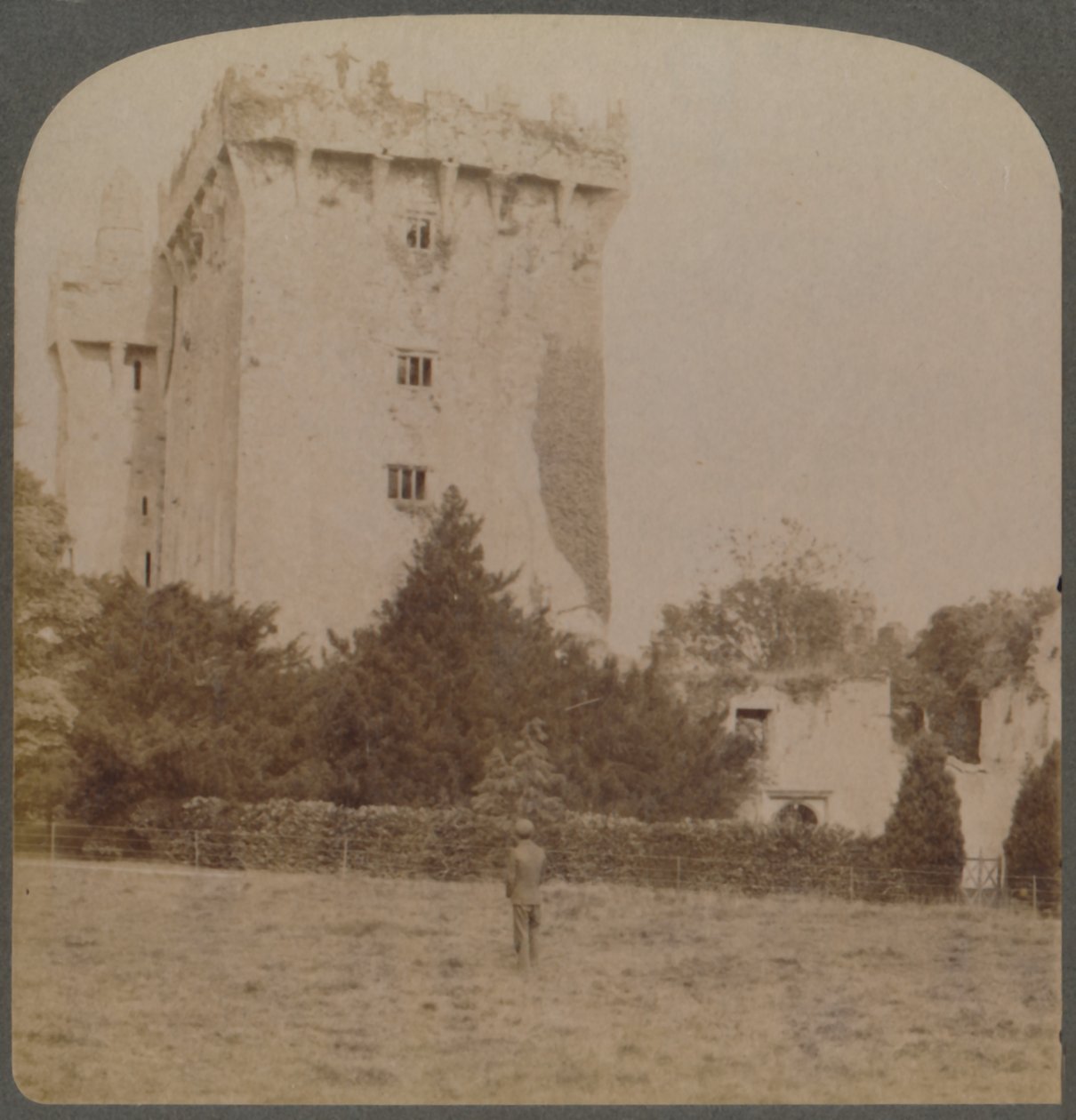 Blarney Castle, helgedomen för irländsk intelligens - nära Cork, Irland, 1901. av Underwood and Underwood