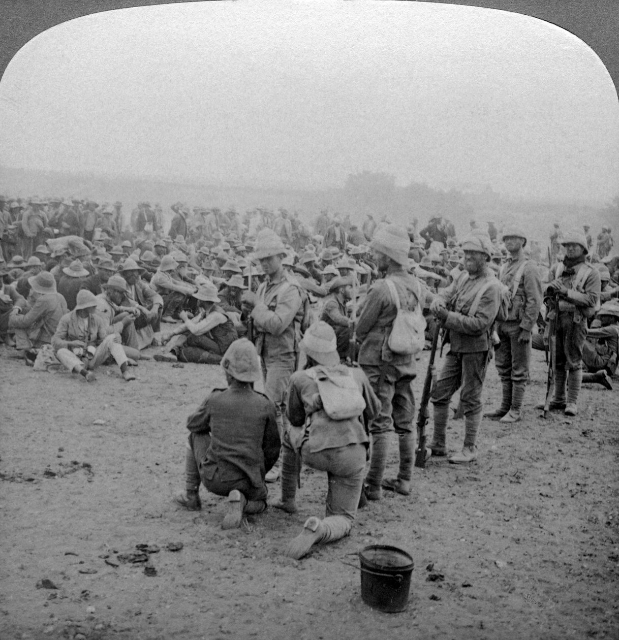 Boerfångar vilar på vägen från Paardeberg till Modderfloden, Sydafrika, 1900-1902. av Underwood and Underwood