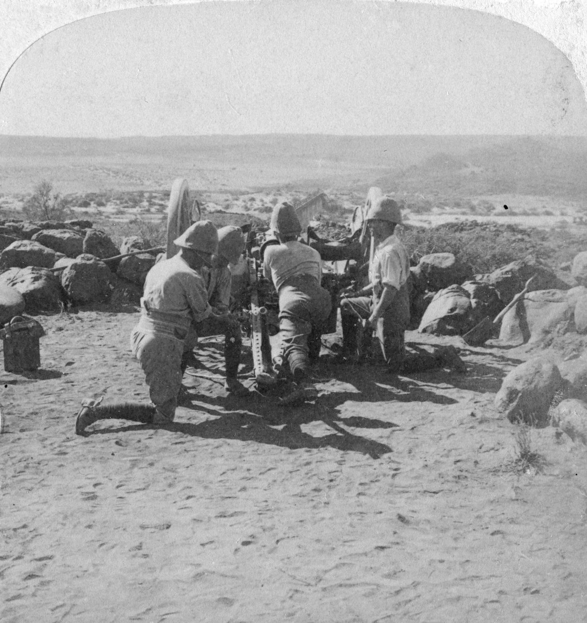 Brittiskt artilleri i aktion, Sydafrika, andra boerkriget, 6 februari 1900 av Underwood and Underwood