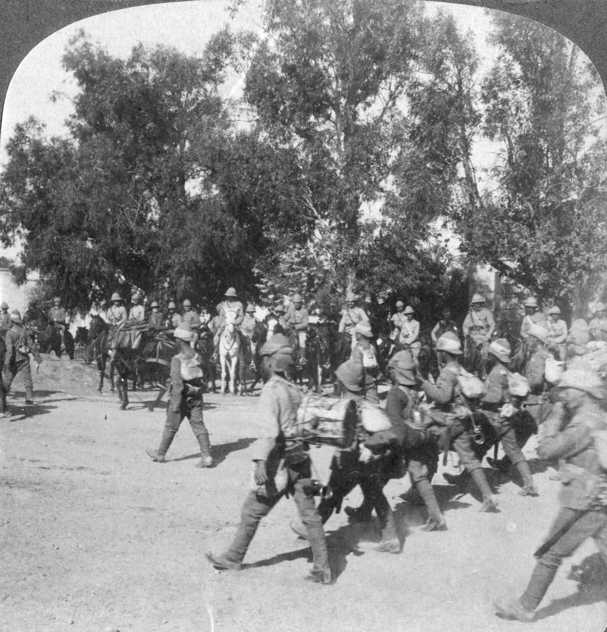 Brittiska befälhavare granskar trupper som går in i Kroonstadt, Sydafrika, Boerkriget, 1901 av Underwood and Underwood