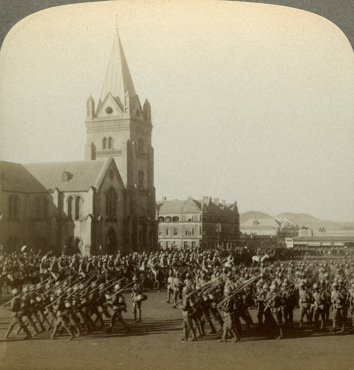 Brittiska soldater granskade av Lord Roberts, Public Square, Pretoria, Sydafrika, Boer War, 1900. av Underwood and Underwood