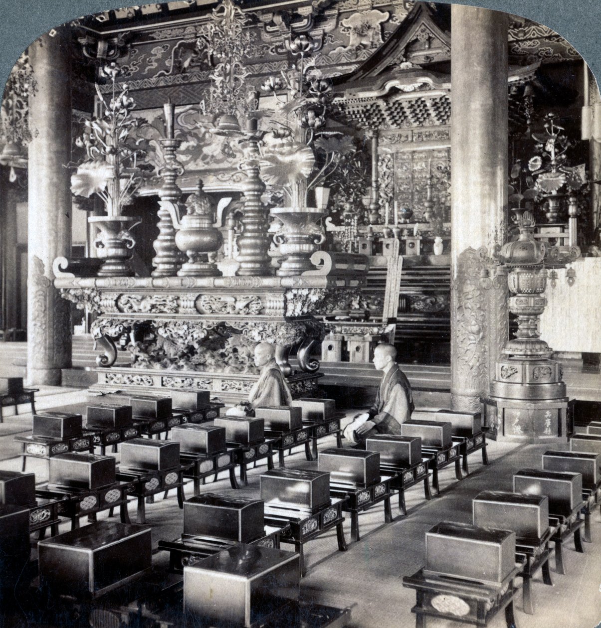 Buddhistiska präster i Ikegami-templet, Omori, Japan, 1904. av Underwood and Underwood