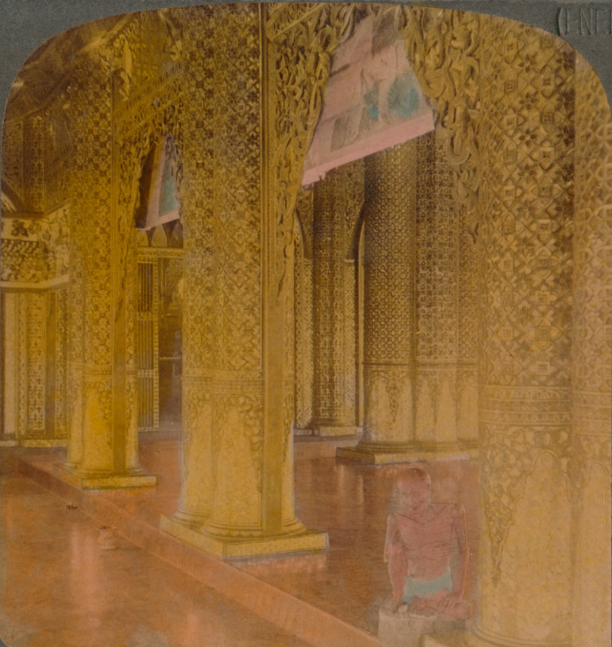 Buddhistisk tempelinteriör med kostsamma dekorationer i guld och färger, Moulmein, Burma, 1907. Konstnärer: Elmer Underwood, Bert Elias Underwood. av Underwood and Underwood