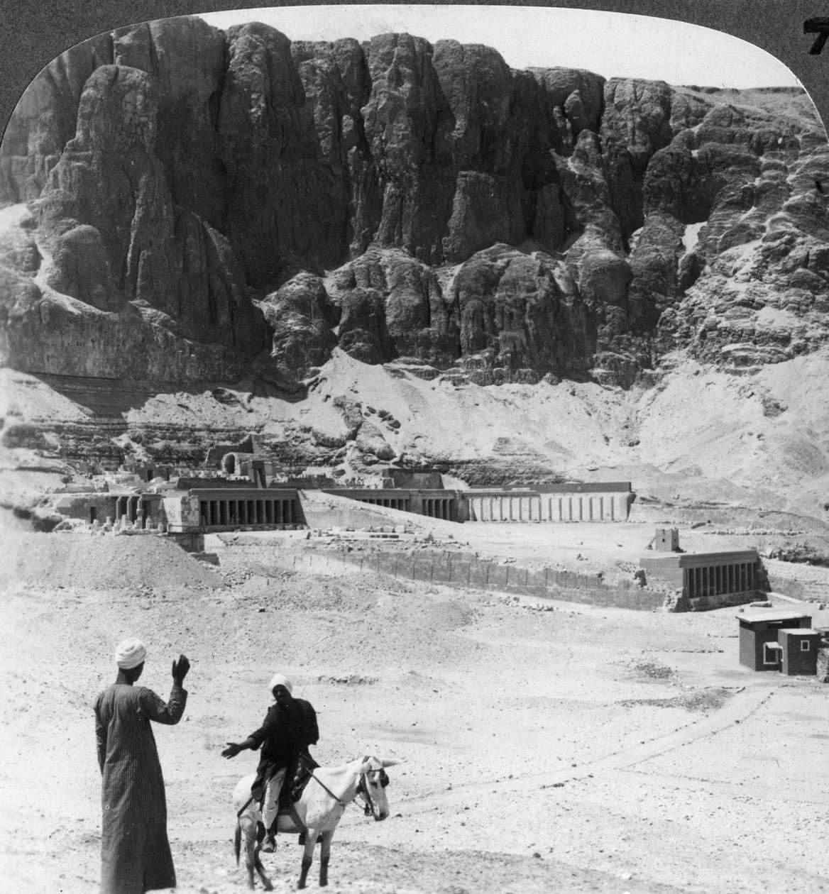 Begravd i evigheter - pelarterrasser i templet i Deir-el-Bahri, Thebe, Egypten, 1905. av Underwood and Underwood
