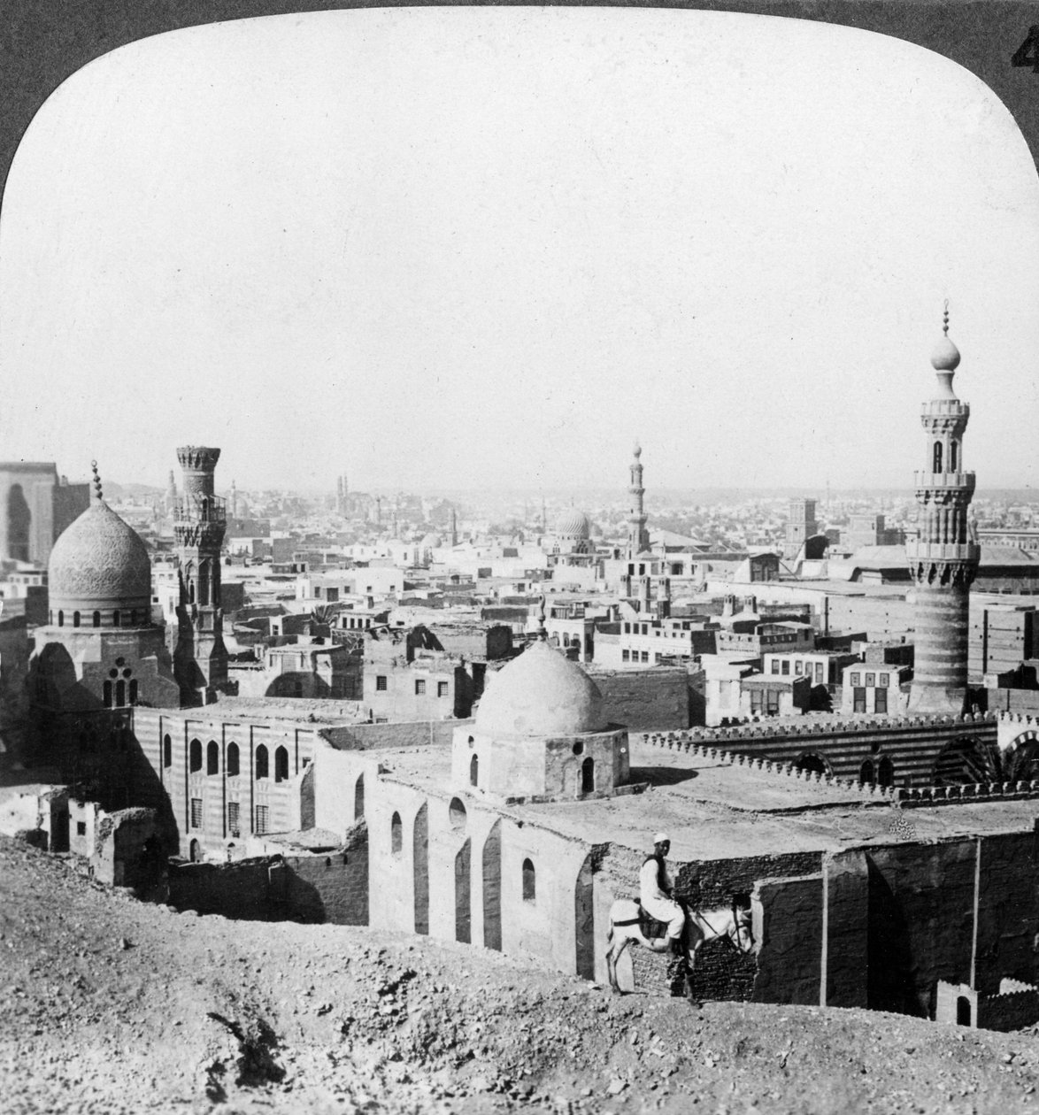 Kairo, med utsikt mot sydväst, tvärs över staden till pyramiderna, Egypten, 1905. av Underwood and Underwood
