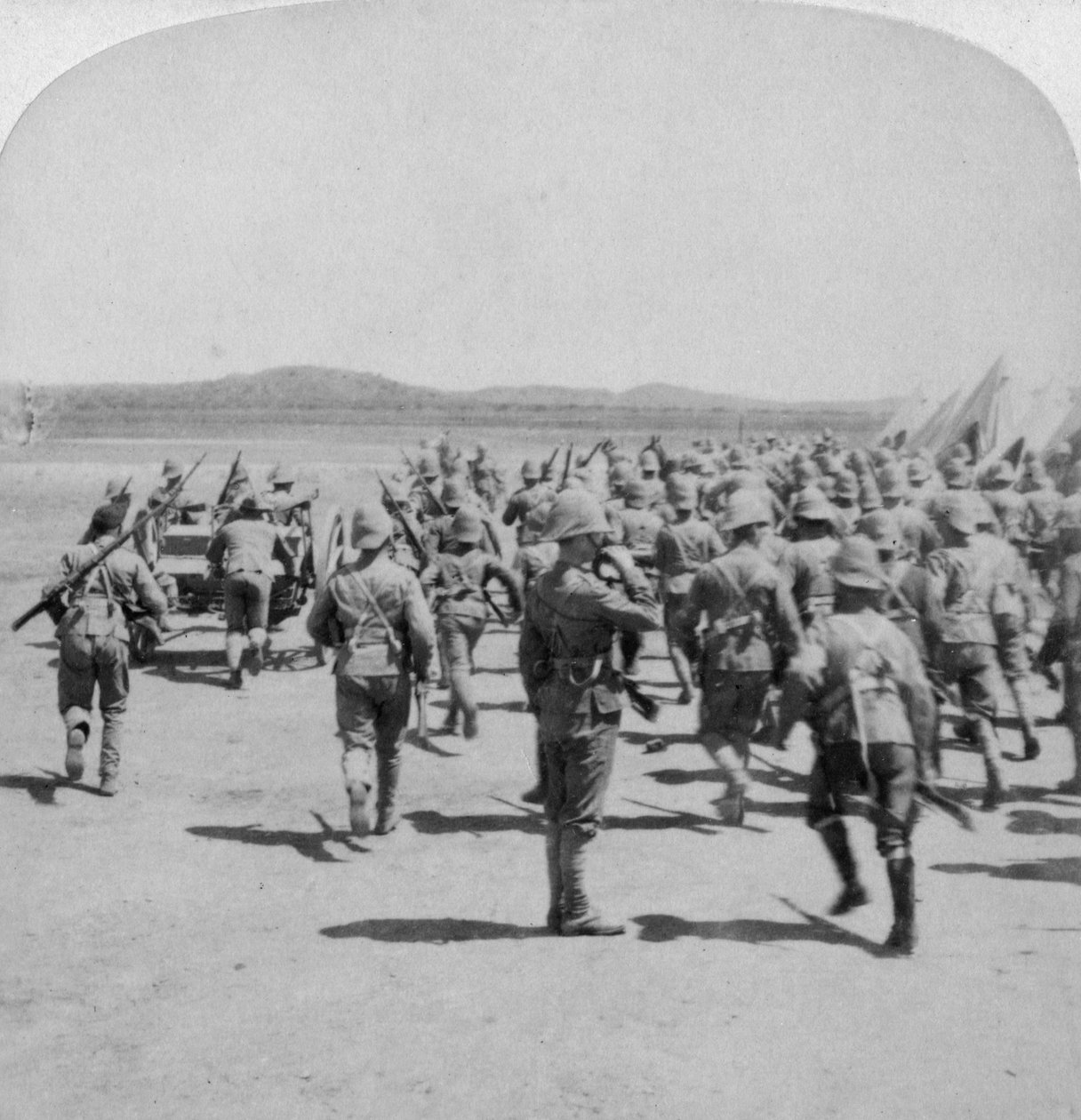 Lägerlarm vid Honey Nest Kloof, Sydafrika, 1900. av Underwood and Underwood