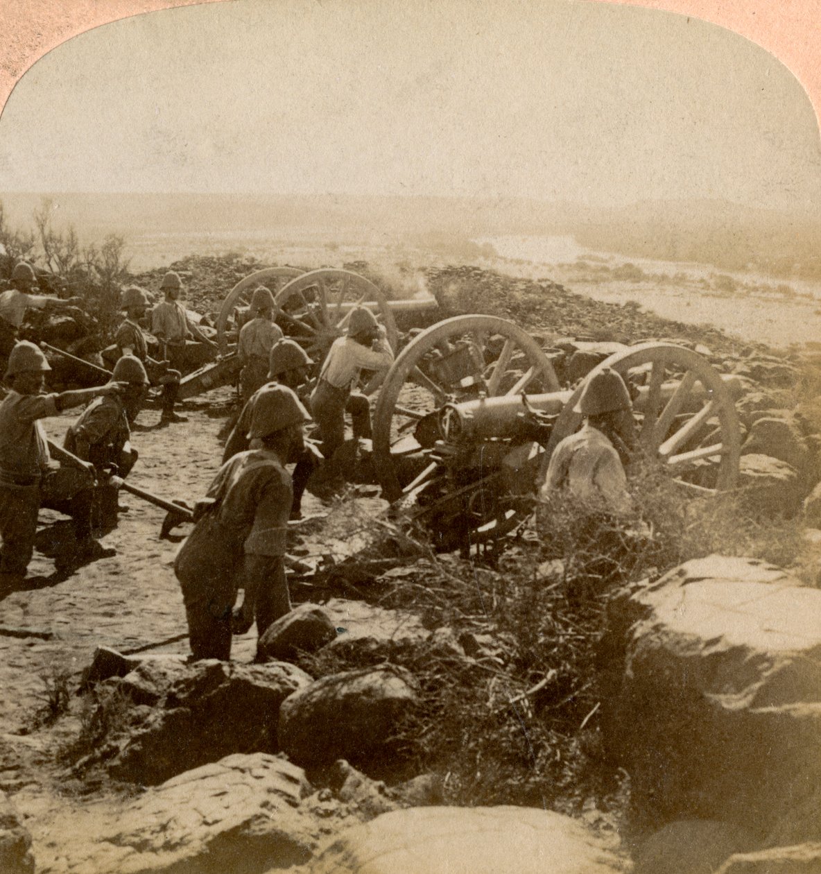 Cape Garnison artilleri gör det varmt för boerna över Modderfloden, Sydafrika, 1900 av Underwood and Underwood