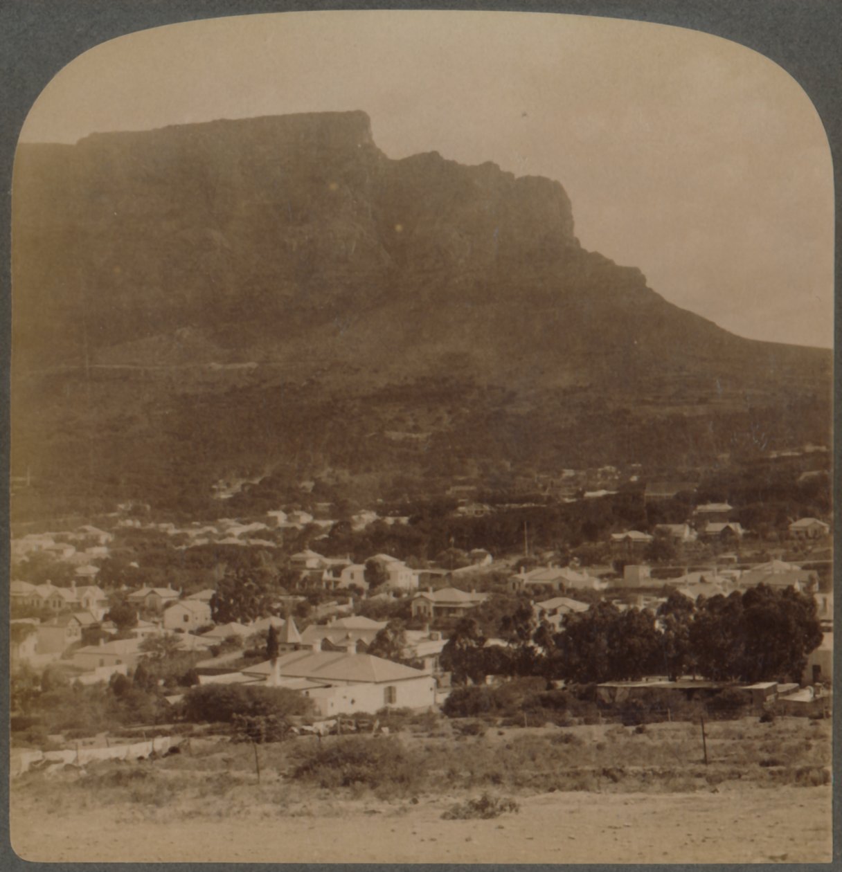 Kapstaden och Taffelberget, väster om foten av Signal Hill, Sydafrika, 1902. av Underwood and Underwood
