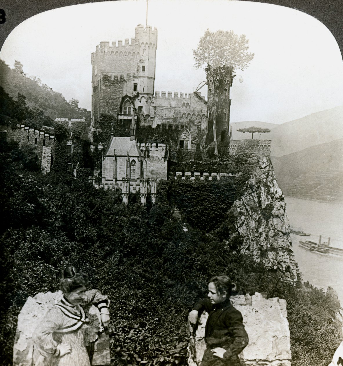 Slott Rheinstein, nära Bingen, Tyskland. av Underwood and Underwood