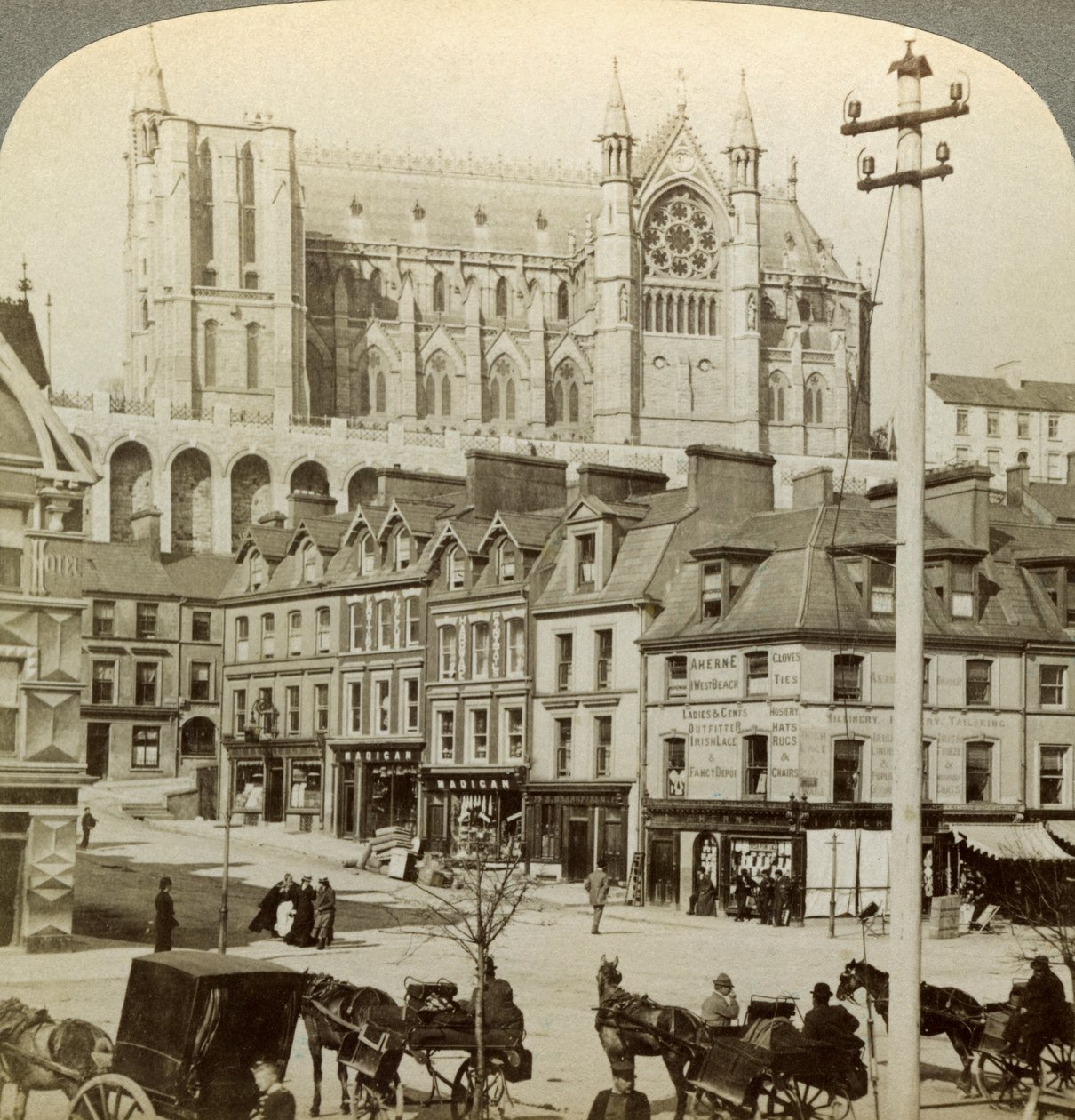 Cathedral and Main Street, Queenstown, Irland, c sent 1800-tal. av Underwood and Underwood