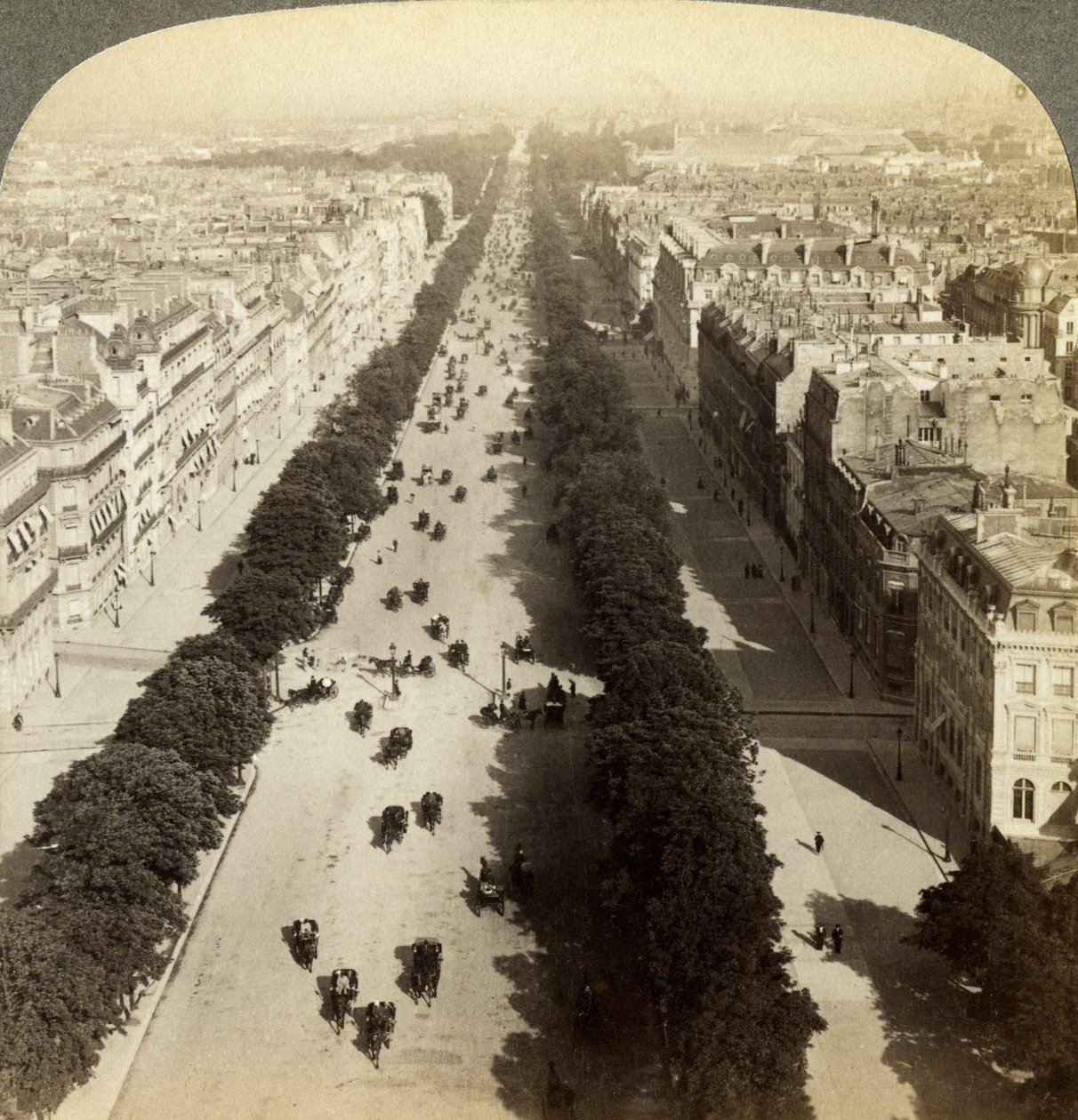 Champs Elysees från Triumfbågen, Paris, Frankrike, 1800-talet. av Underwood and Underwood