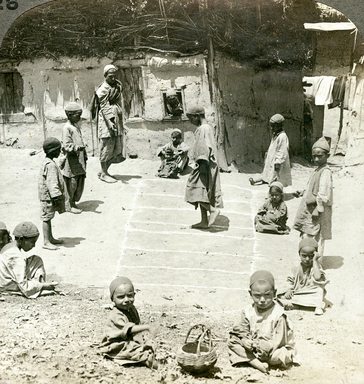 Barn som leker hopscotch, Kashmir, Indien, c1900-talet. av Underwood and Underwood