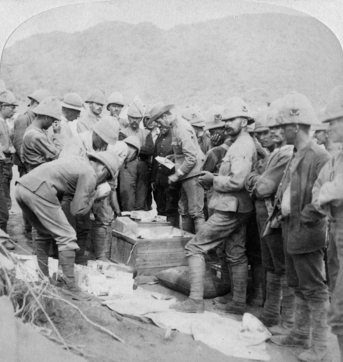 Julklappar hemifrån, till trupperna med Methuen vid Modder River, Sydafrika, 1900. av Underwood and Underwood