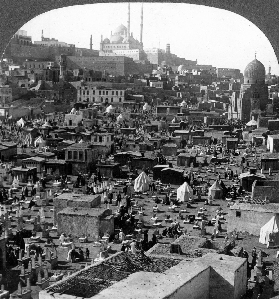 Citadellet och Mohammed Ali-moskén bortom Bab-el-Wezir-kyrkogården, Kairo, Egypten, 1905. av Underwood and Underwood