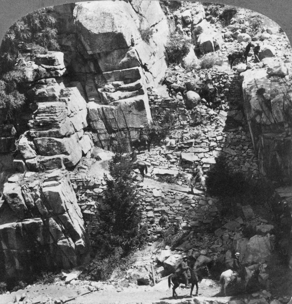 Klättring av den branta sicksack-leden i den östra änden av Yosemite Valley, Kalifornien, USA, 1902 av Underwood and Underwood