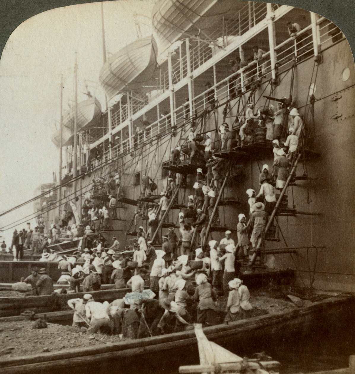Kola Stillahavsposten SS Siberia, vid den befästa marinstationen i Nagasaki, Japan, 1904 av Underwood and Underwood