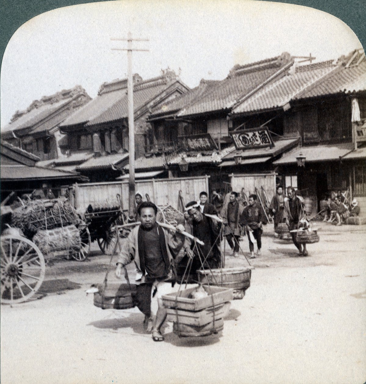 Coolies, gatubild i Tokyo, 1896 av Underwood and Underwood