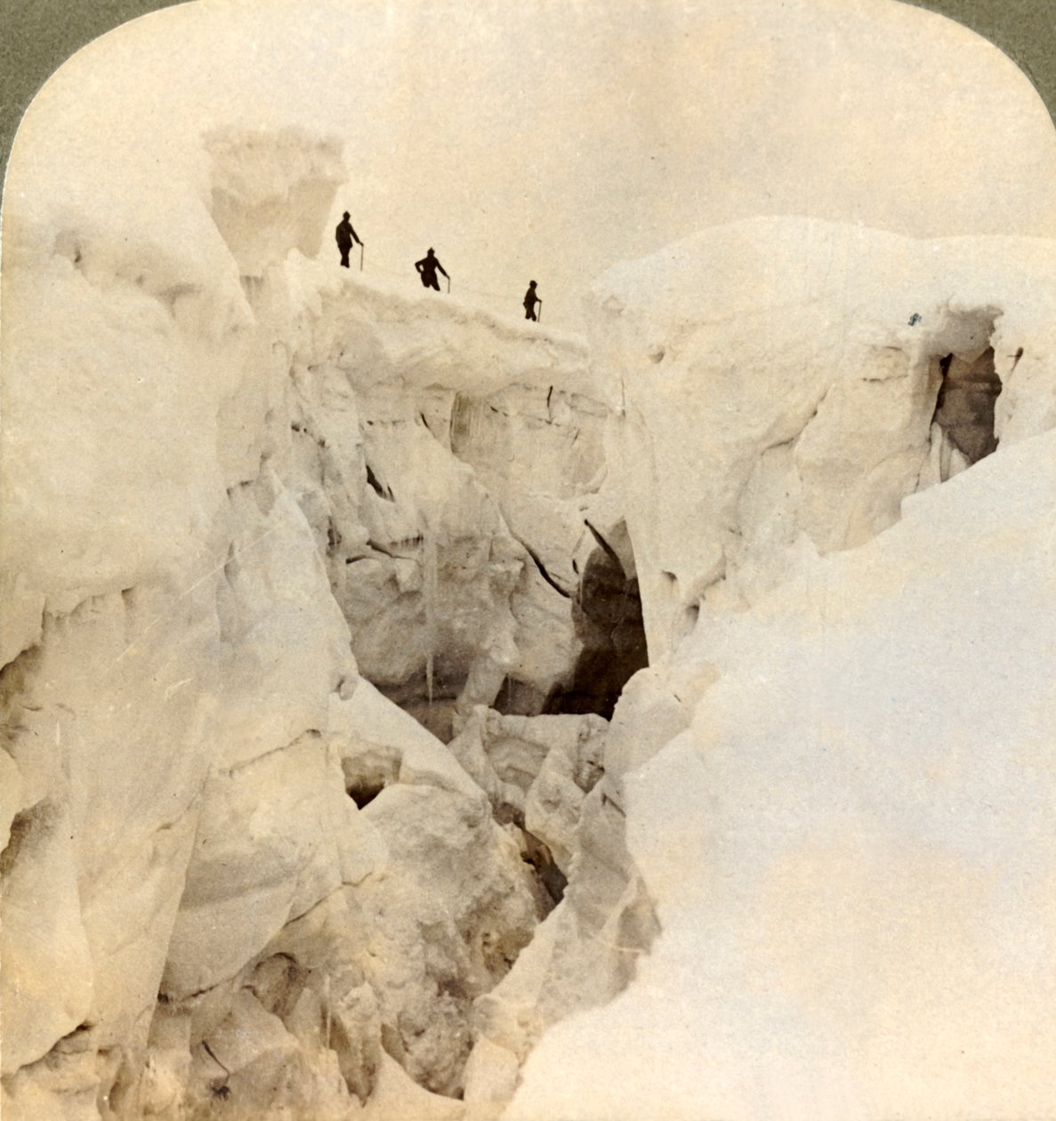 Nedstigning från Mt. Blanc - enorma sprickor nära toppen, Alperna, 1901. av Underwood and Underwood