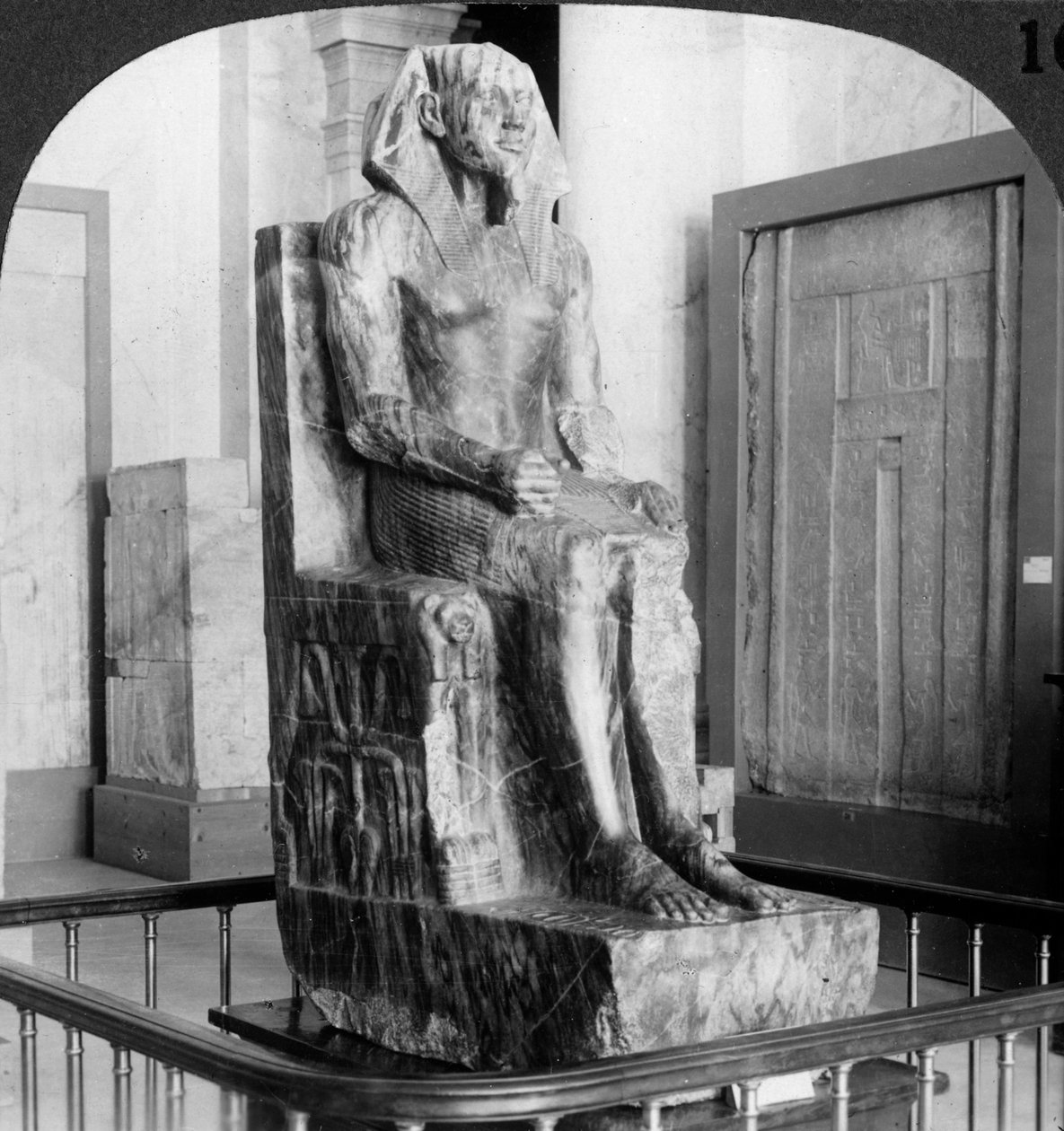 Dioritstaty av kung Khafre, byggare av den andra pyramiden i Gizeh, Kairo, Egypten, 1905. av Underwood and Underwood